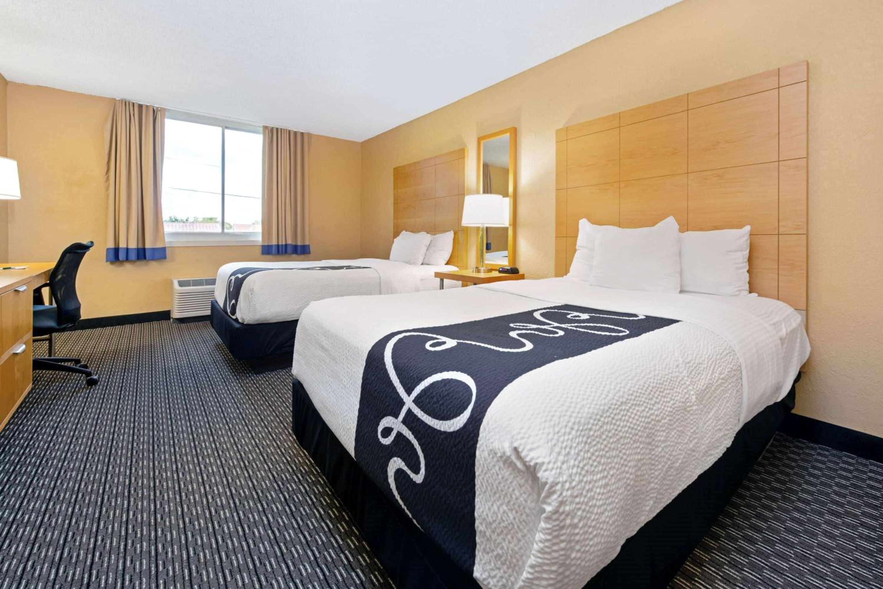 Deluxe Double Room with Two Double Beds - Photo 4