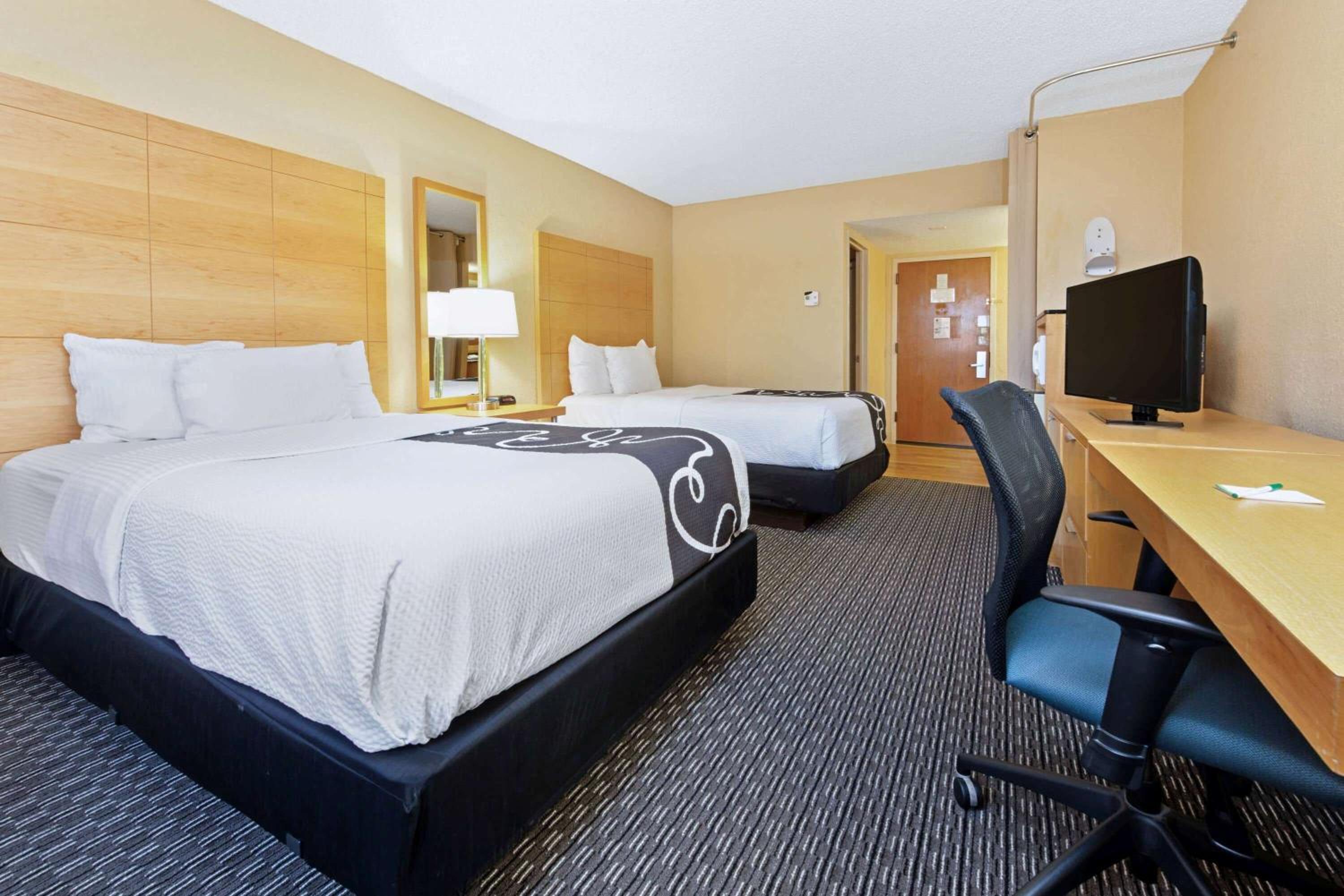 Deluxe Double Room with Two Double Beds - Photo 5