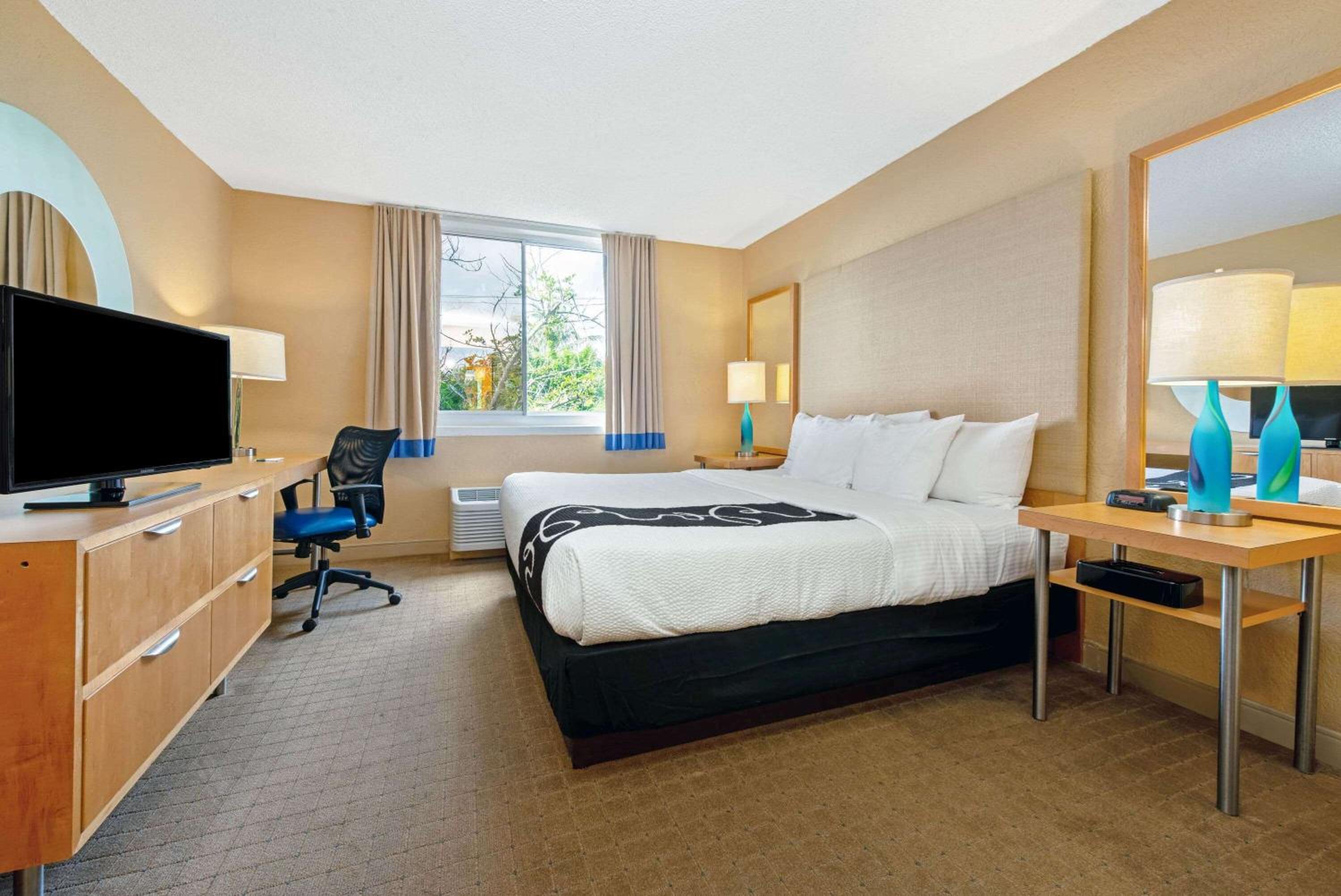 King Room - Non-Smoking - Photo 3