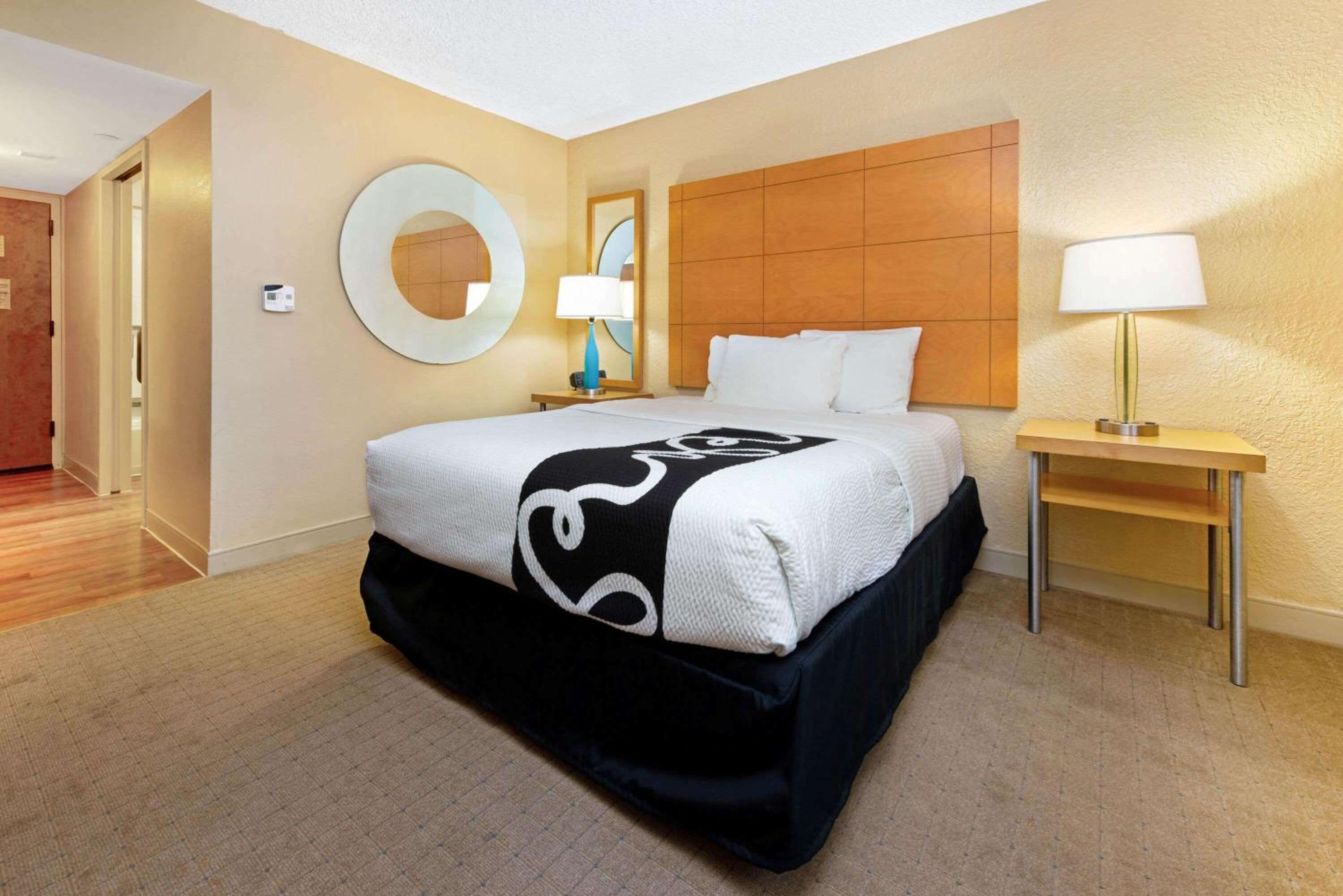 Queen Room - Disability Access - Photo 1