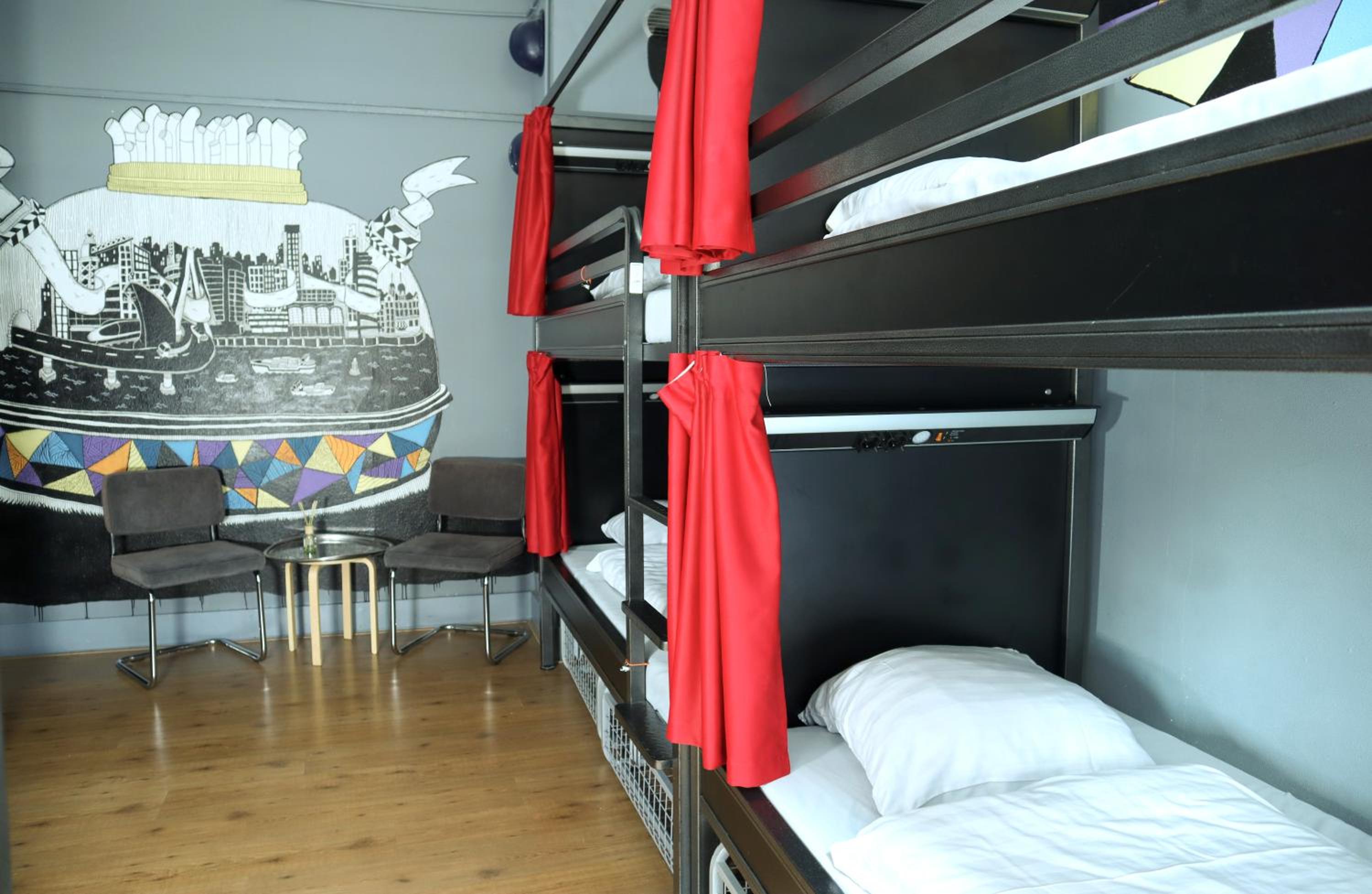 Bed in 8-Bed Mixed Dormitory Room Shared Bathroom photo 2