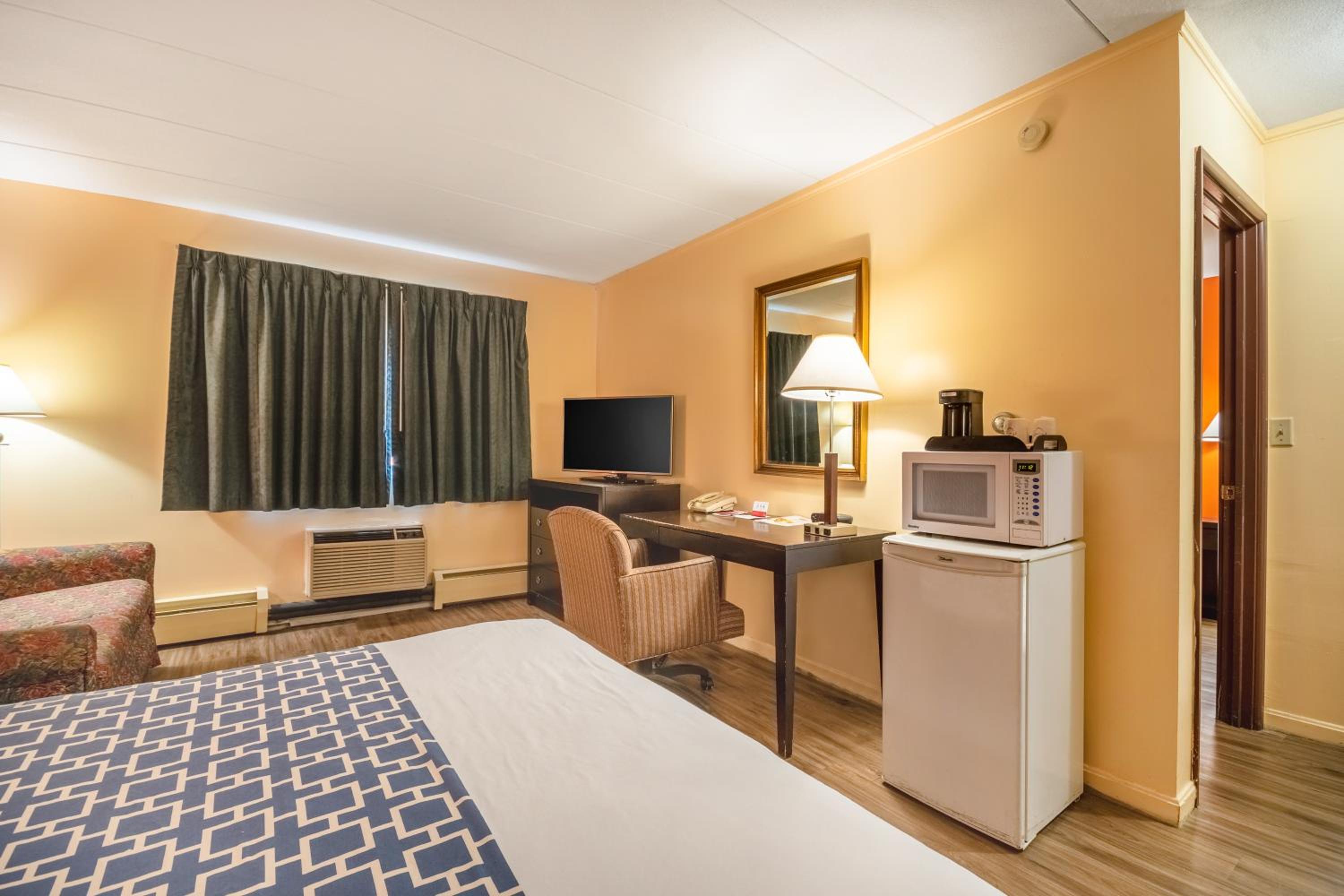 Suite with One King Bed and One Queen Bed - Photo 6