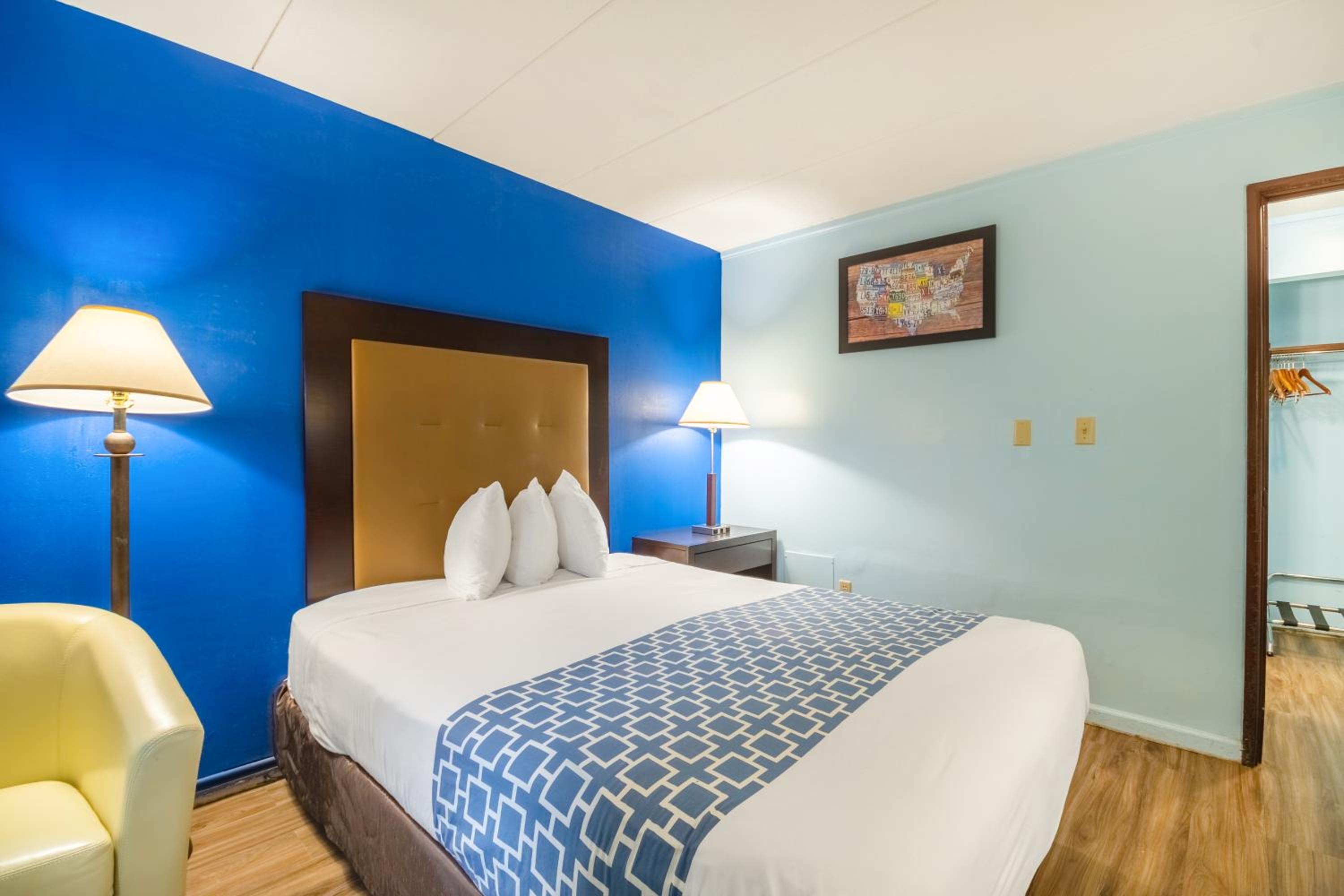 Standard Queen Room - Photo 8
