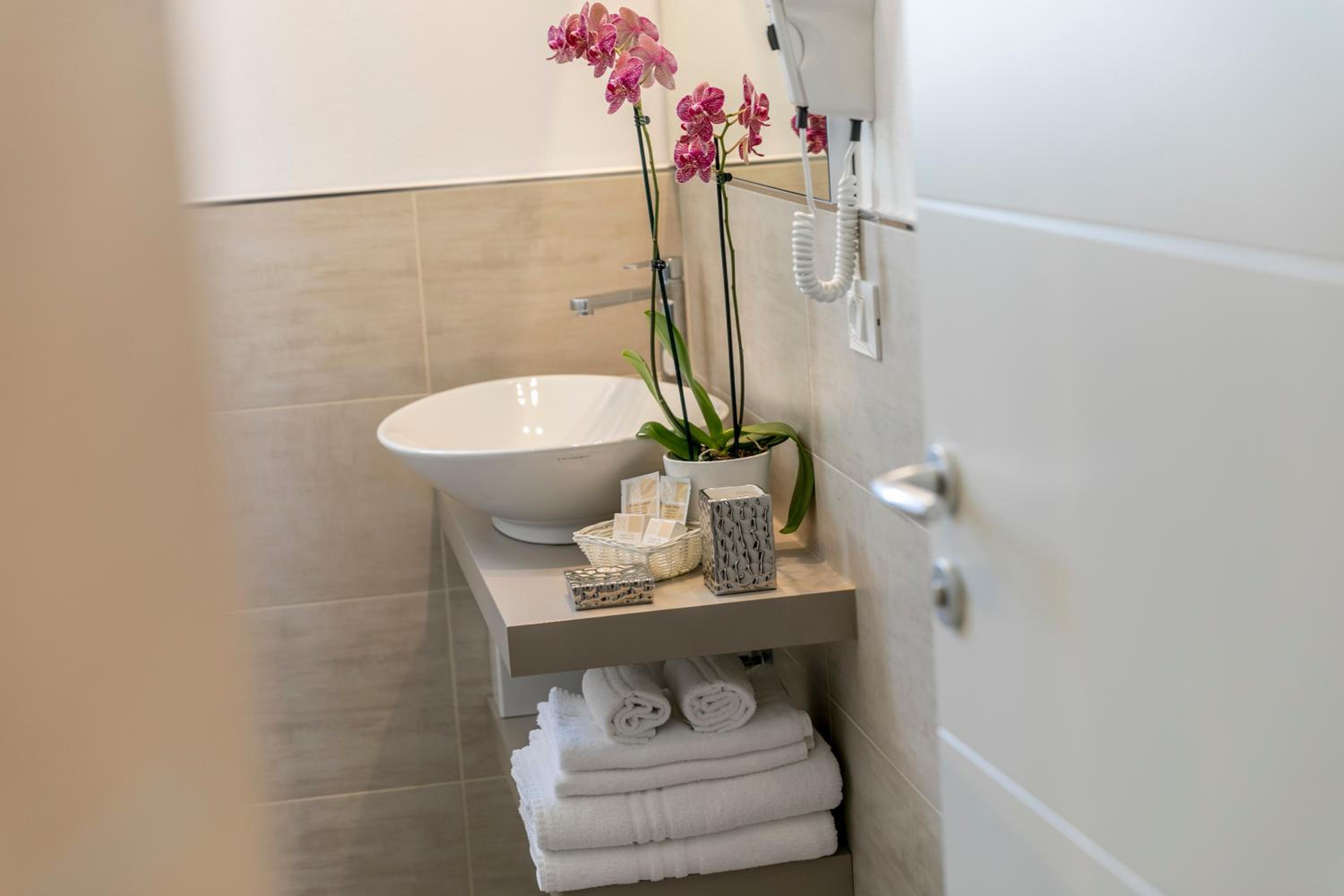 Elite Triple Room - Photo 9