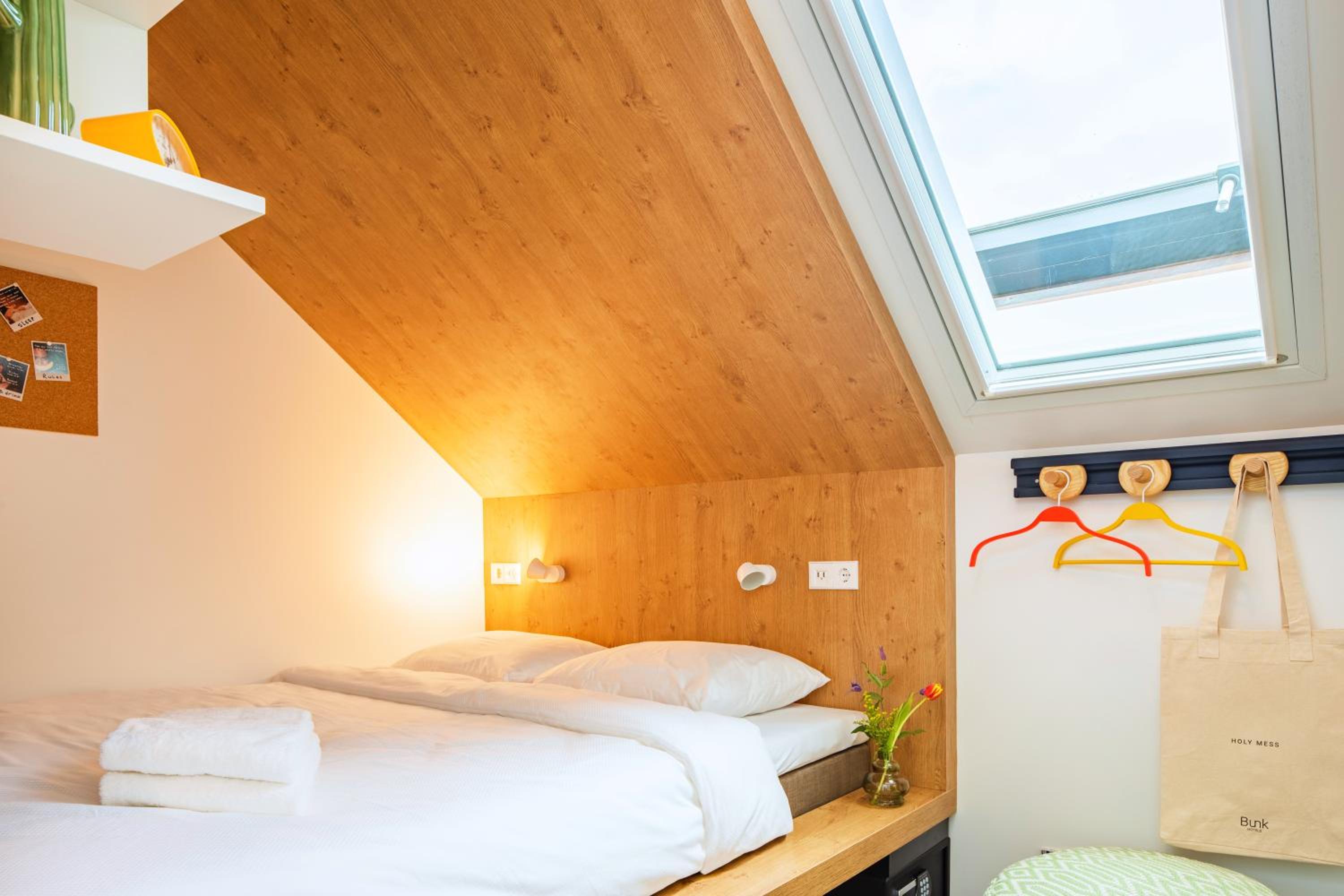 Compact room photo 2