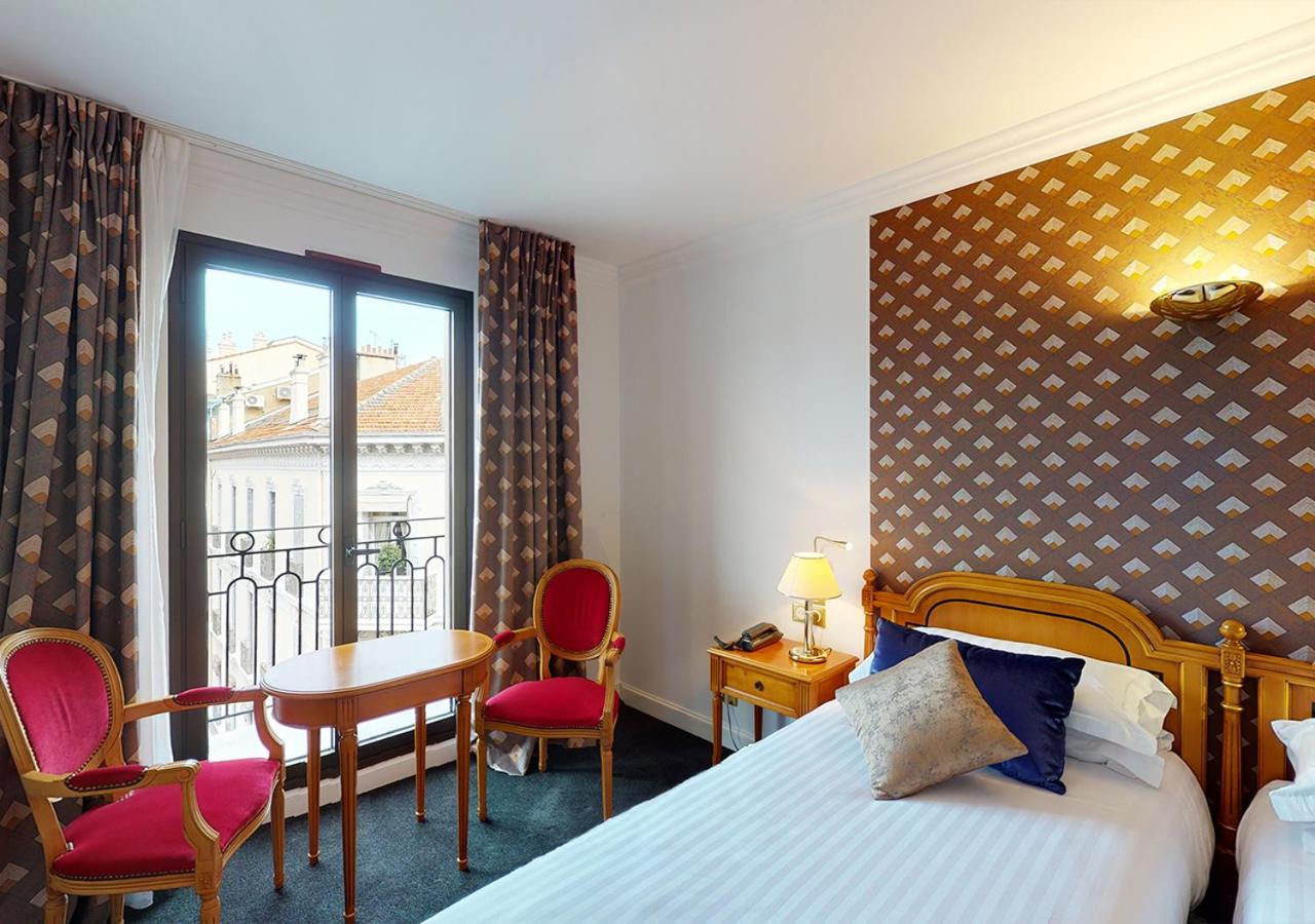 Superior Twin Room with City View photo 2