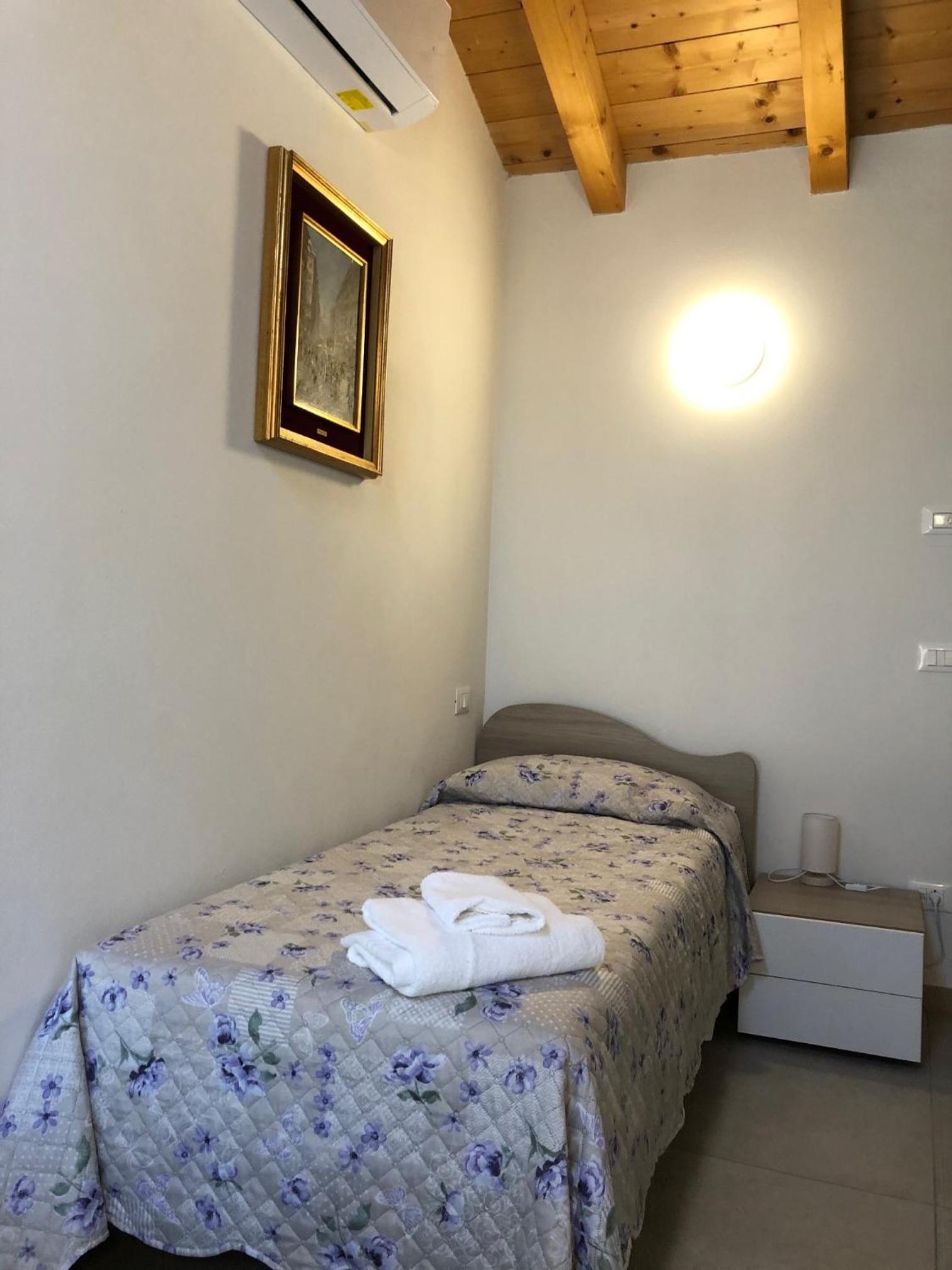 Twin Room With Private Bathroom photo 2