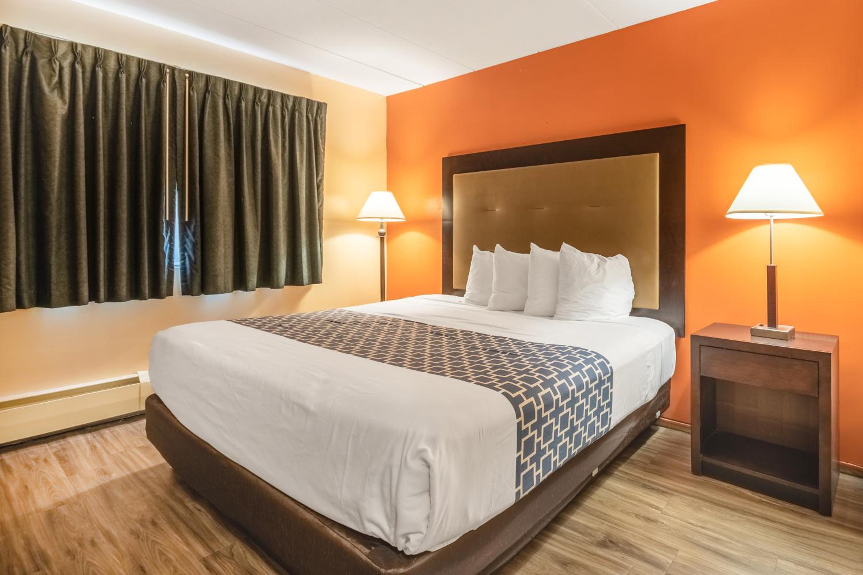 Suite with One King Bed and One Queen Bed - Photo 2