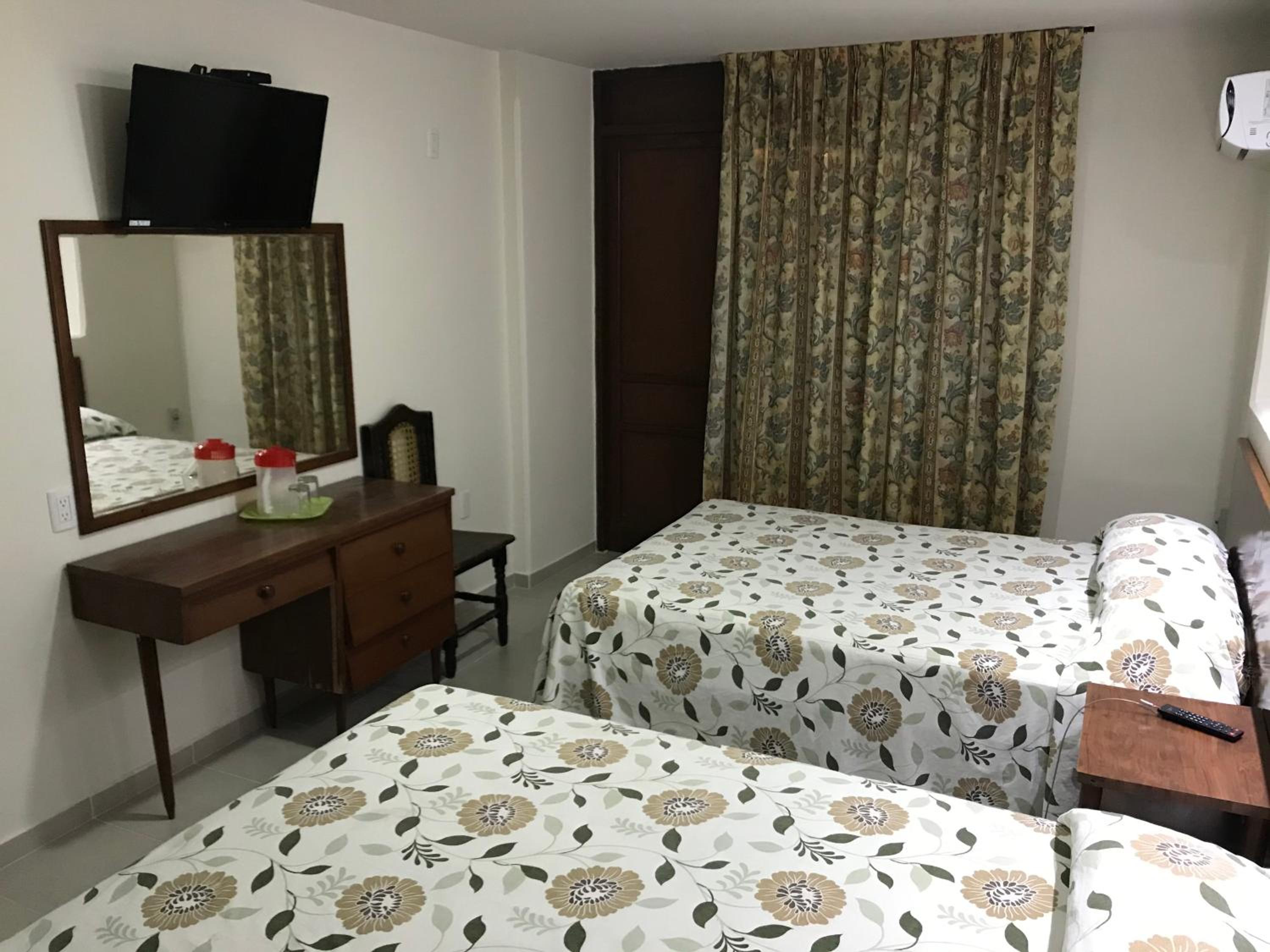 Double Room with Two Double Beds - Photo 5