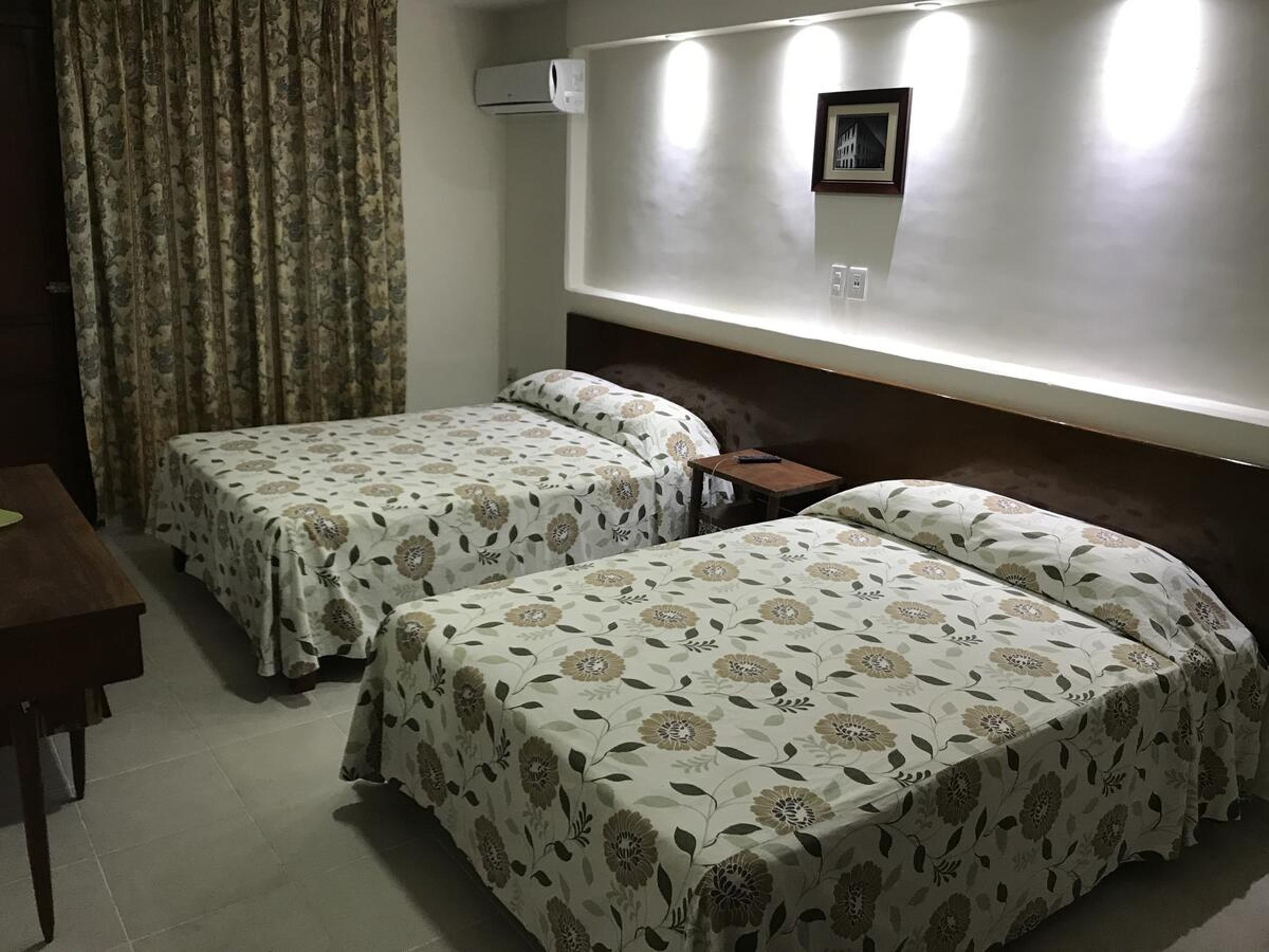 Double Room with Two Double Beds - Photo 4