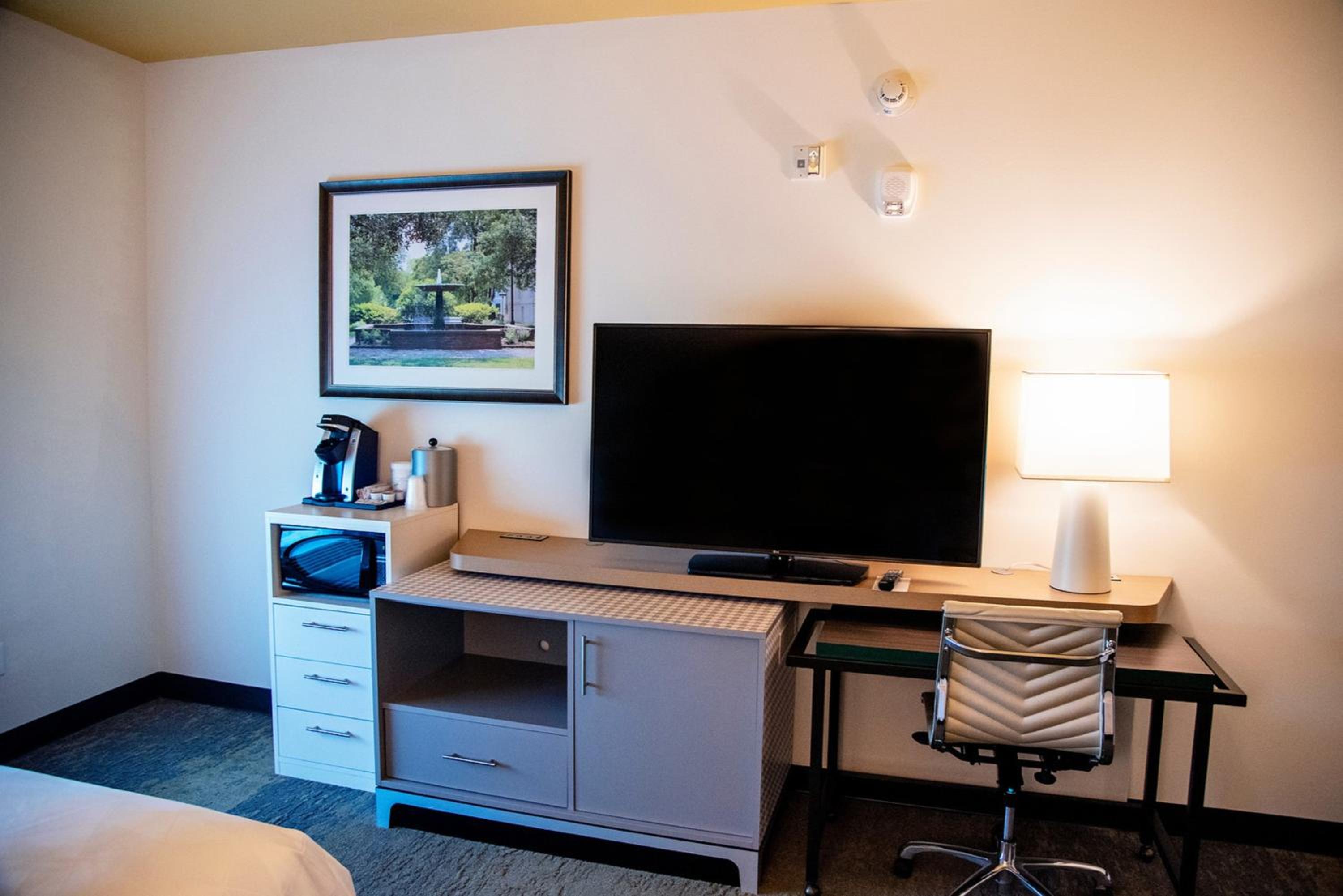 Standard Queen Room with Two Queen Beds - Photo 2