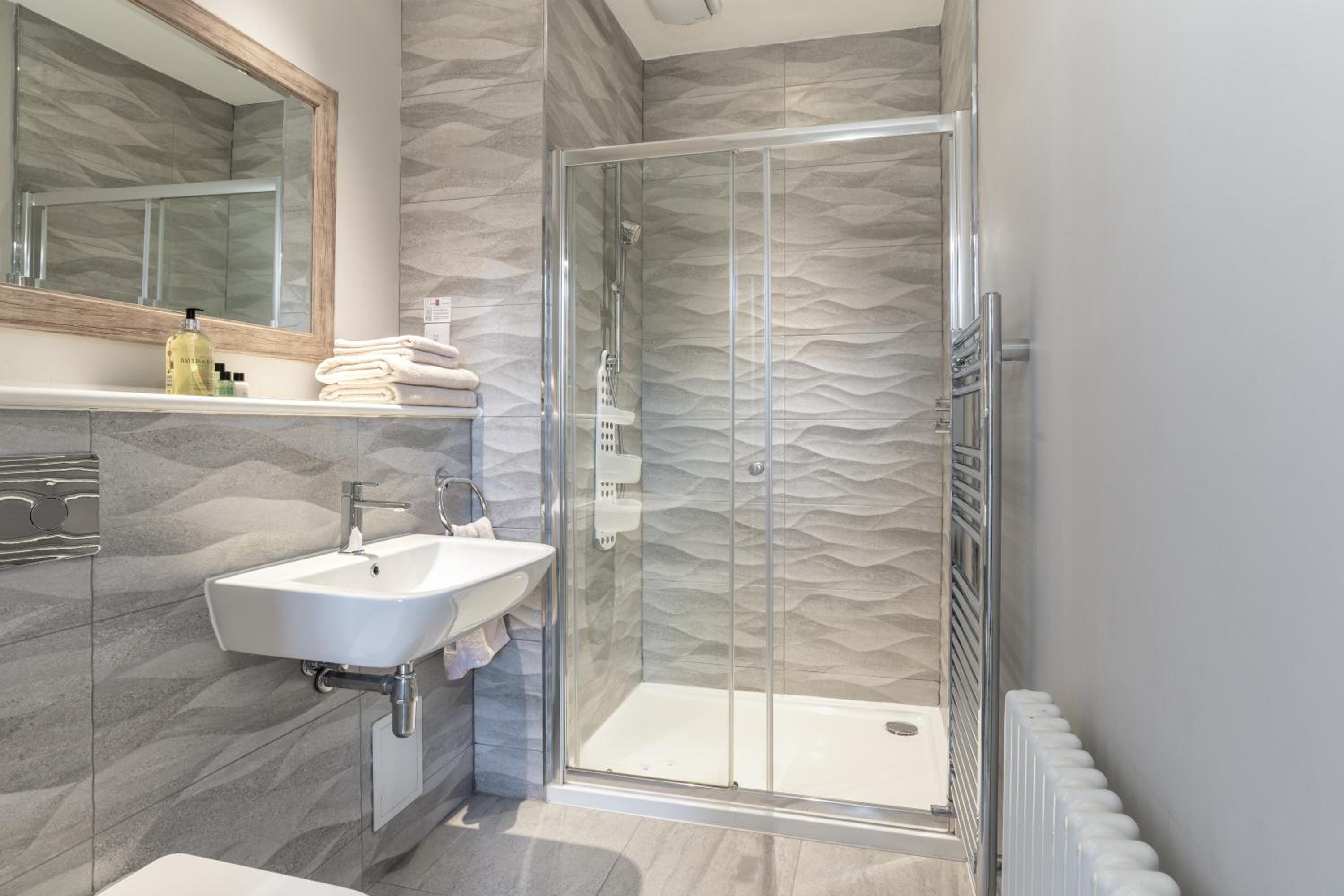 One-Bedroom Suite - 1 thumbnail 5