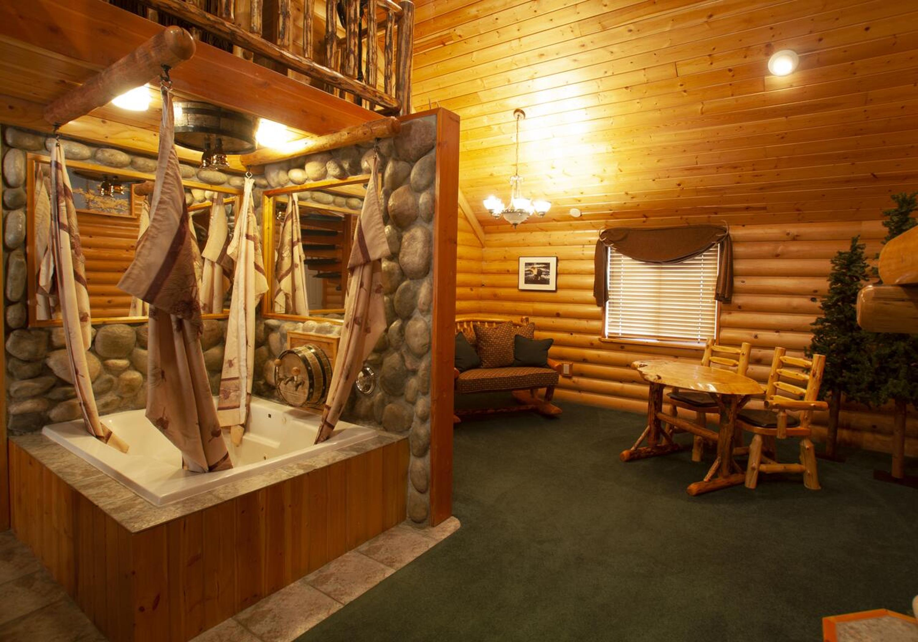 Queen Room - Rocky Mountain Cabin Theme photo 2