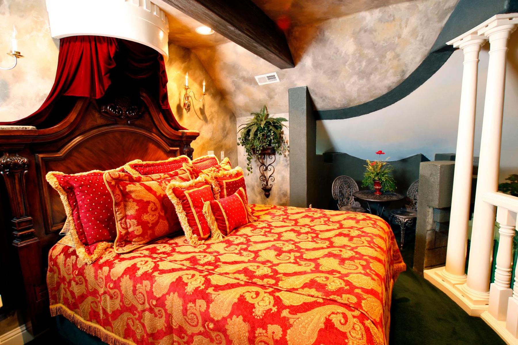 Queen Room - Romeo and Juliet I Theme photo 1