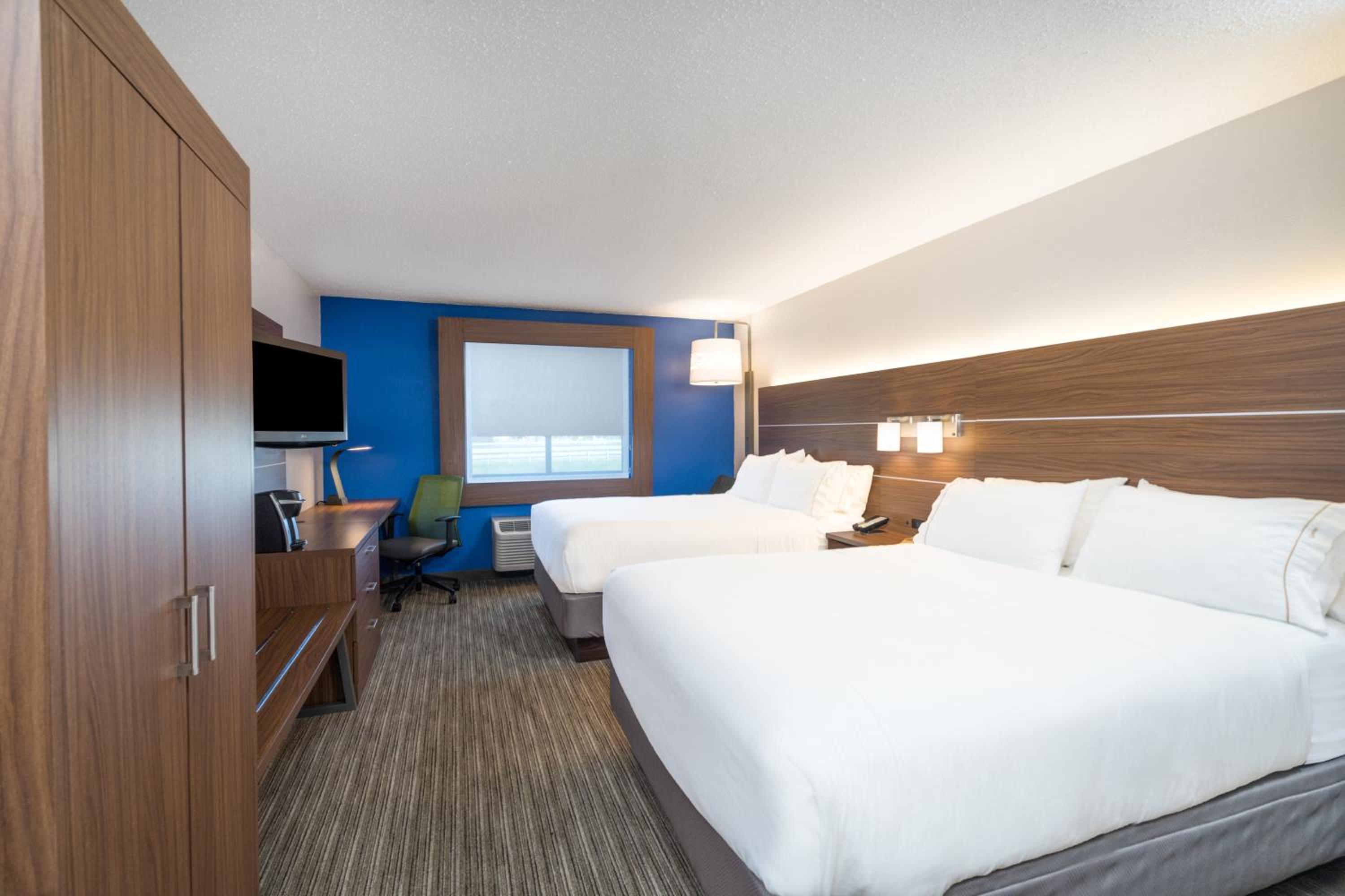 Standard Double Queen Room - Non-Smoking - Photo 1
