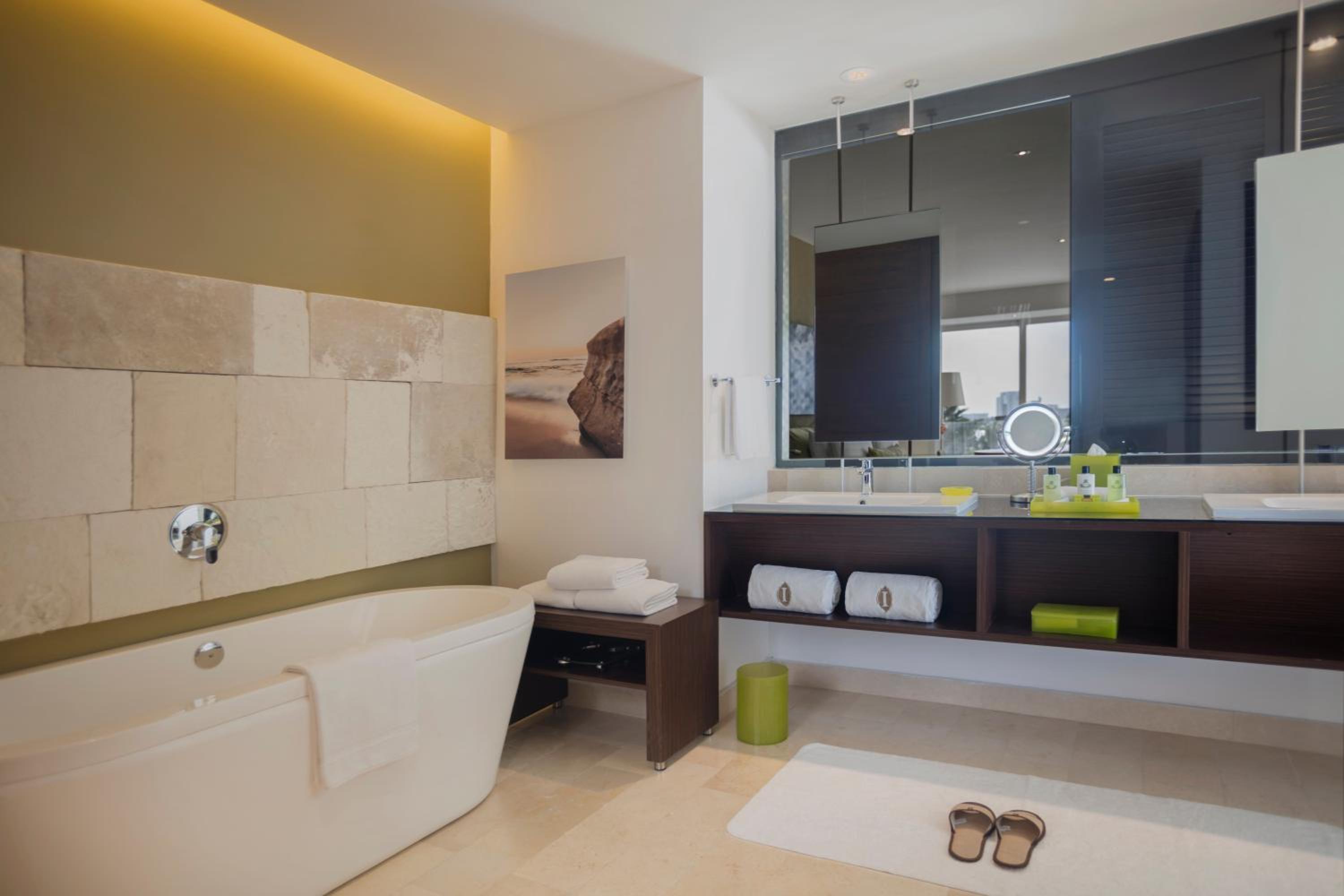 Classic Room, 1 King Bed, Lagoon View