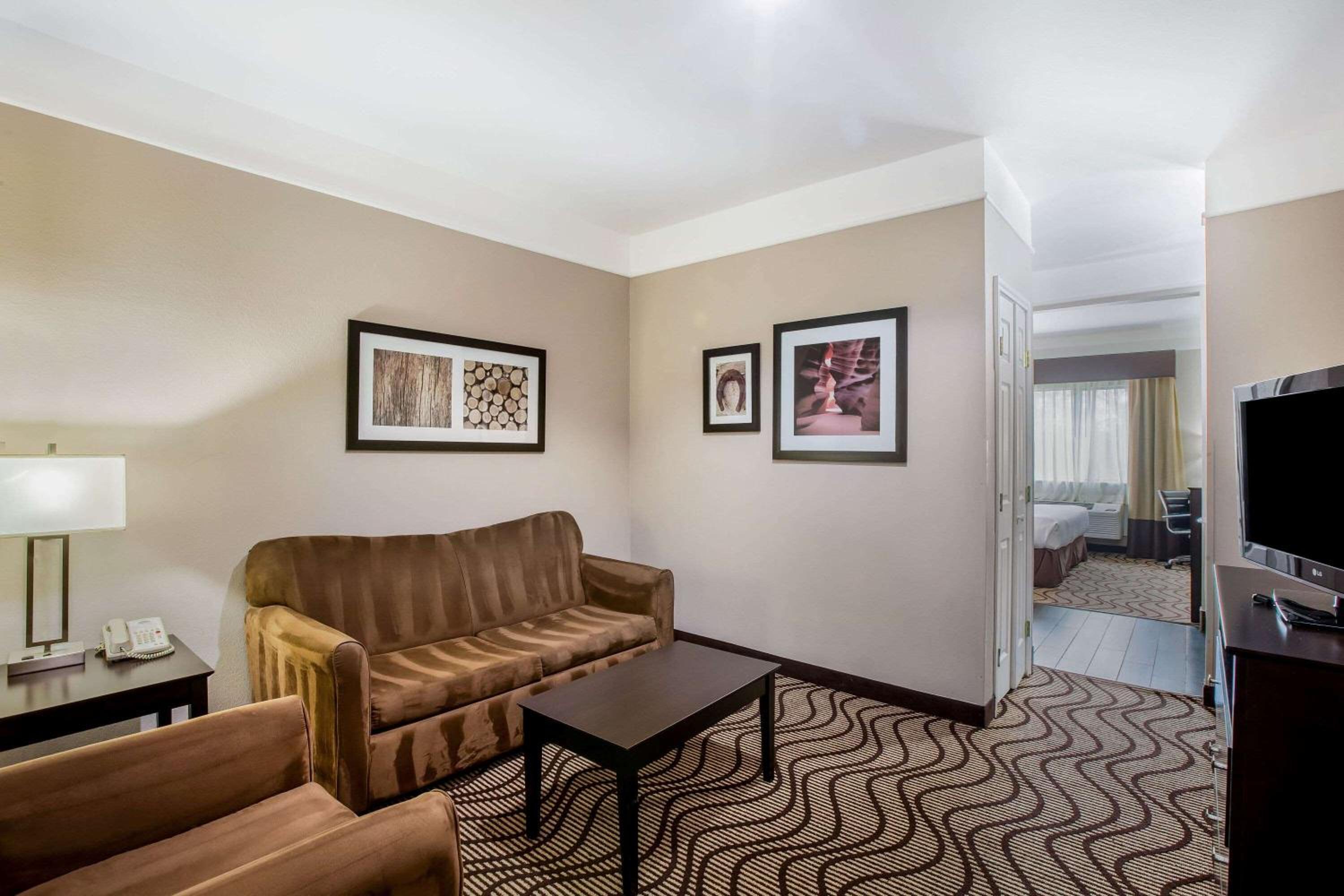 King Room With Bath Tub - Mobility/Hearing Accessible - Non-Smoking photo 3