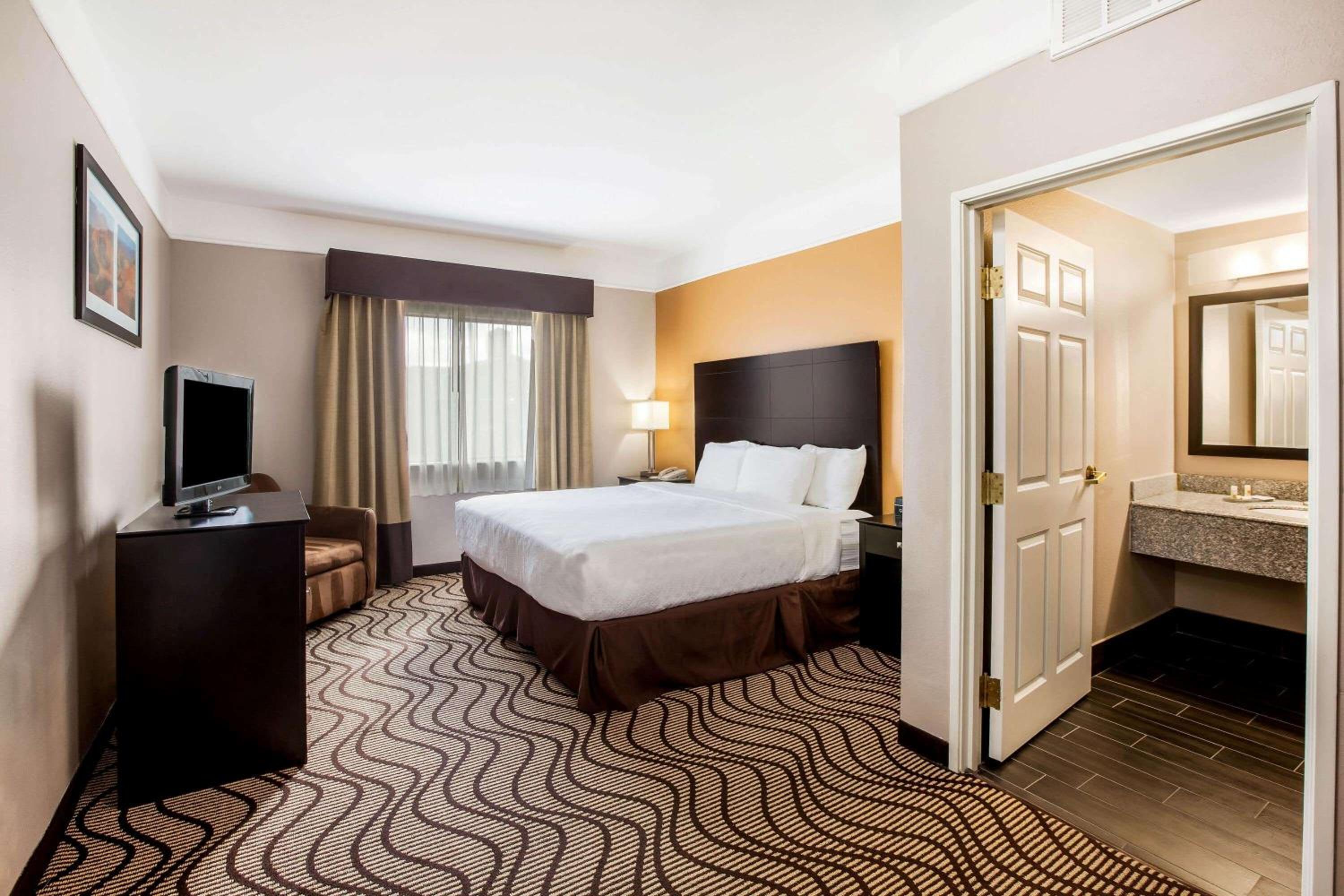 Executive King Suite - Non-Smoking photo 3