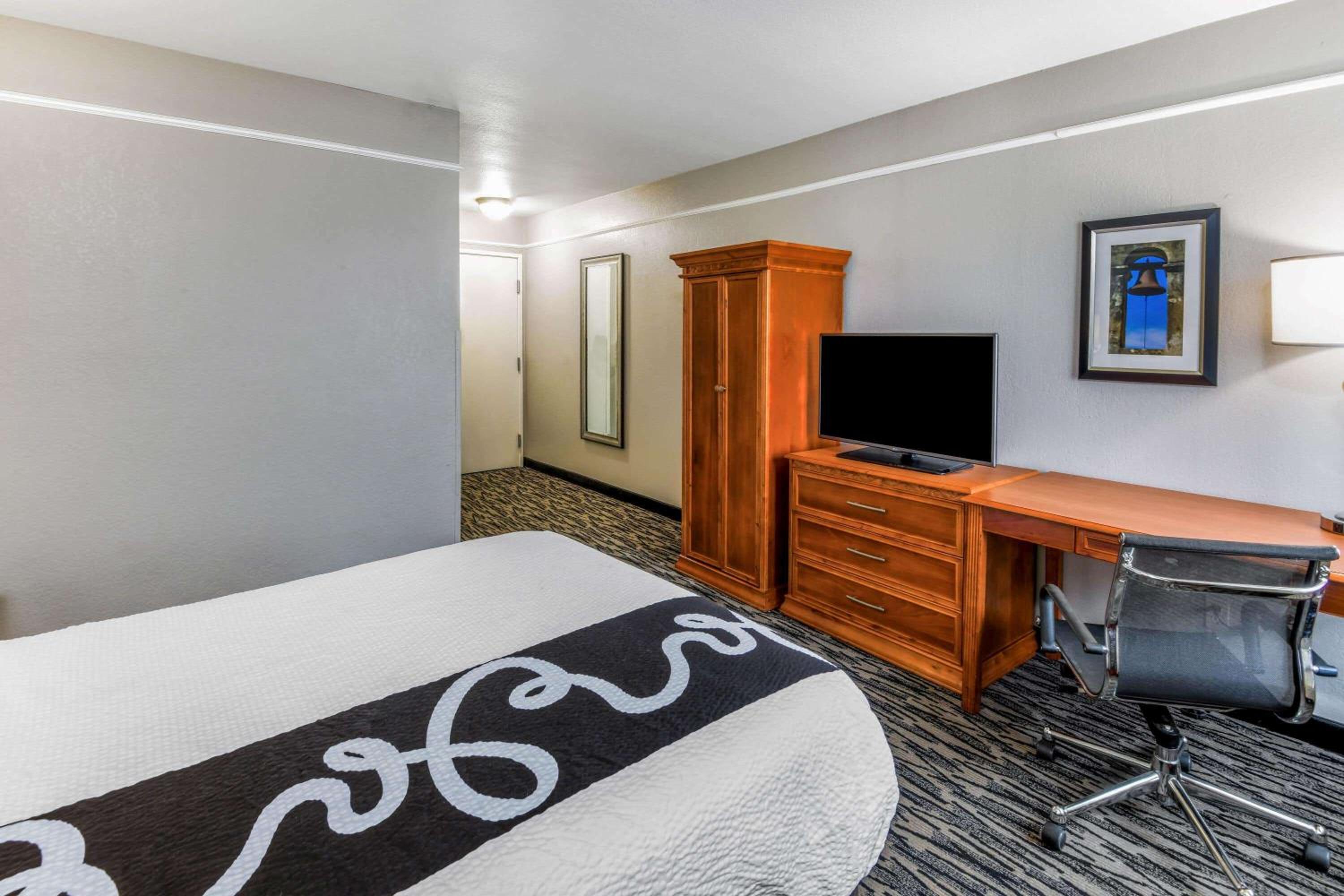 Deluxe Double Room with Two Double Beds thumbnail 5