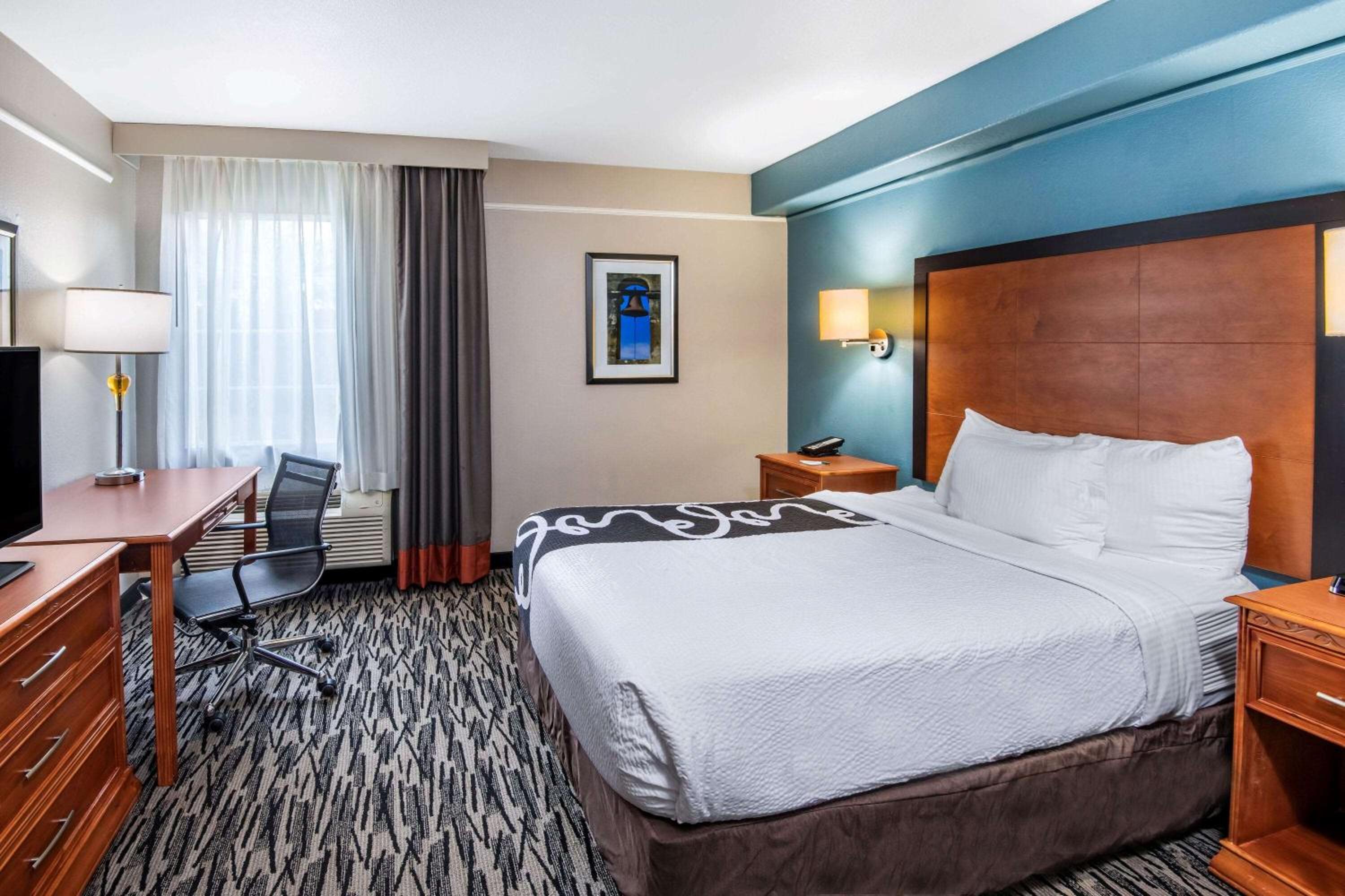 Deluxe King Room - Photo 3