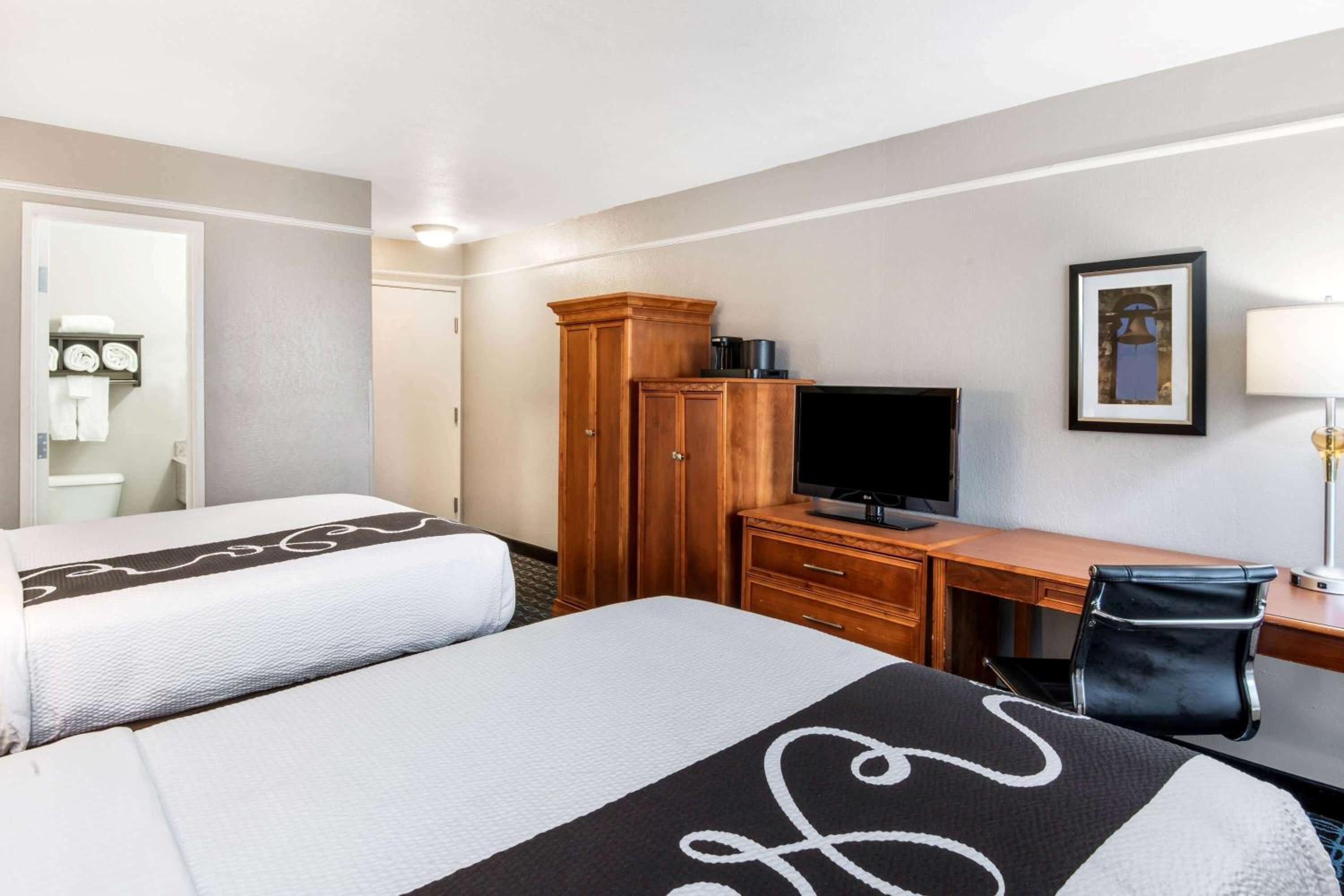 Deluxe Double Room with Two Double Beds - Photo 1