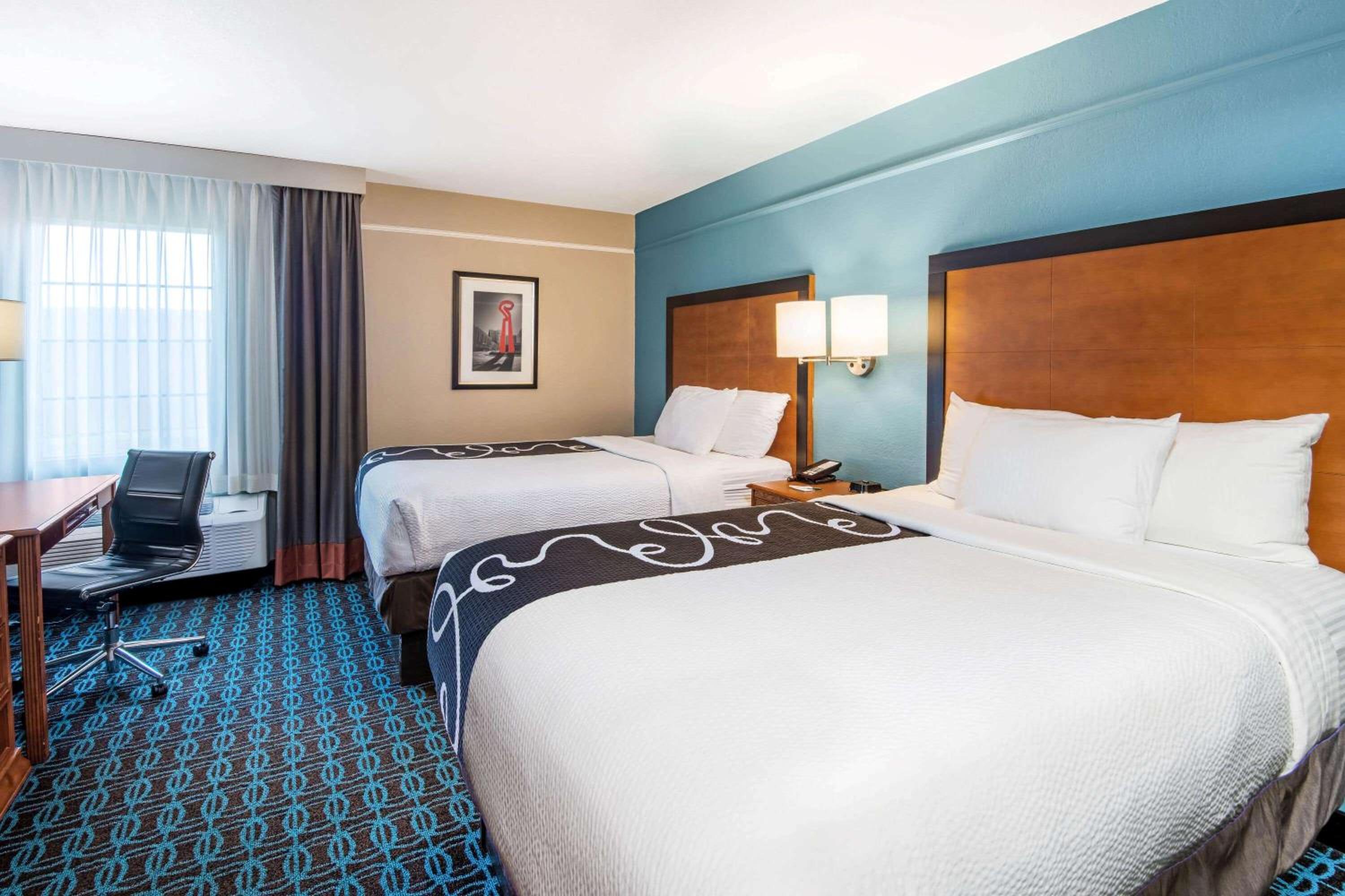 Deluxe Double Room with Two Double Beds - Photo 4