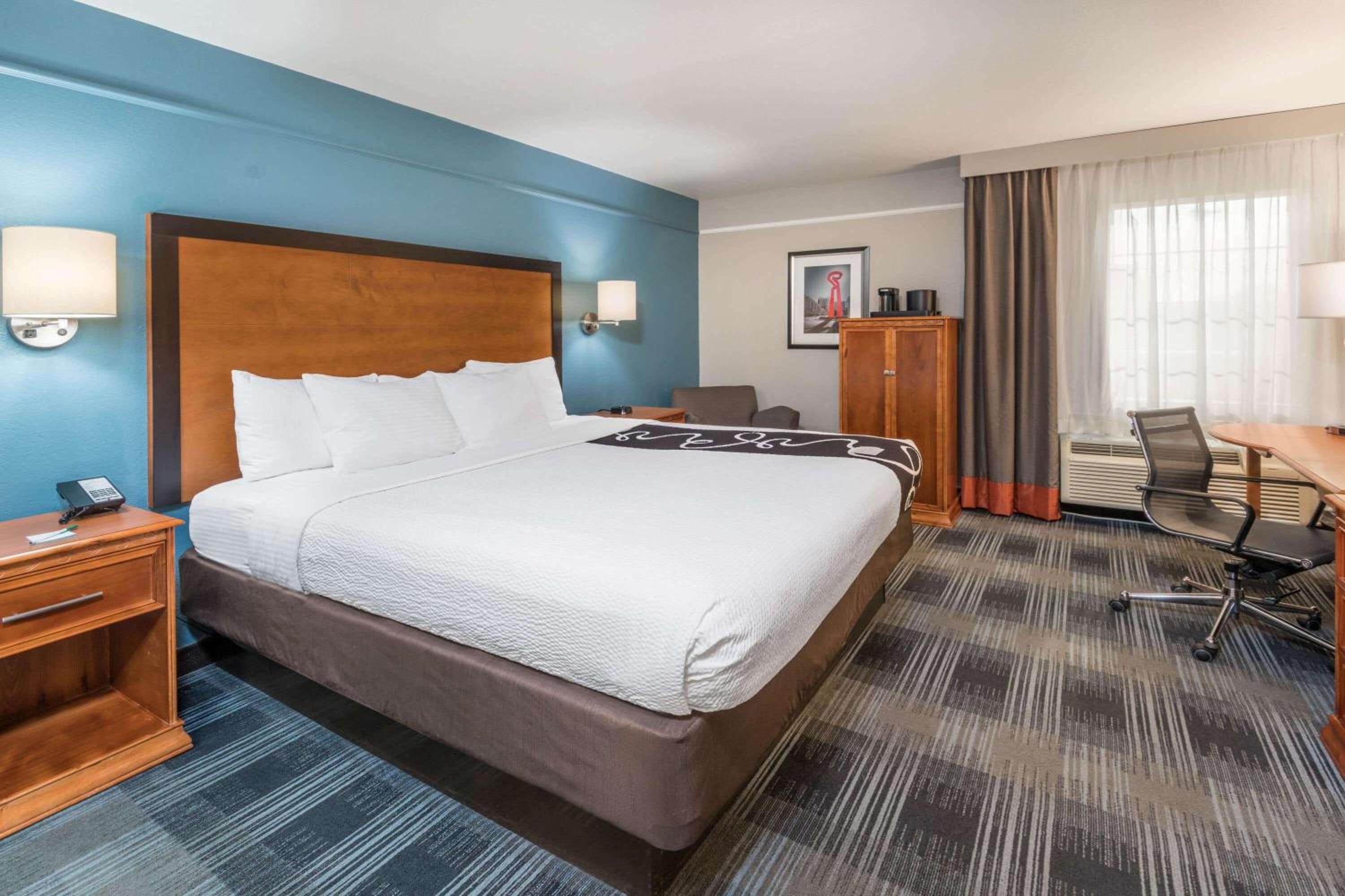 Deluxe King Room - Photo 1