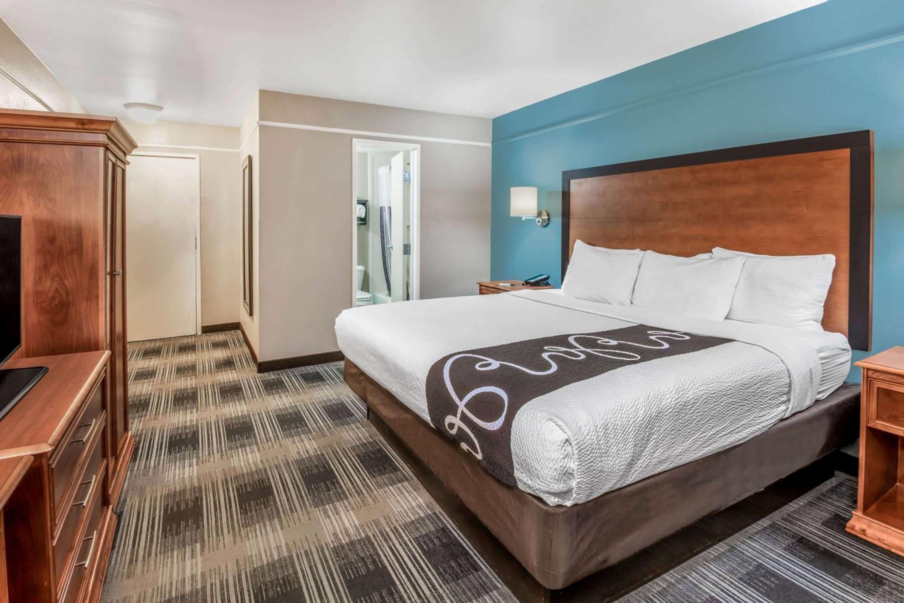 Deluxe King Room - Photo 2