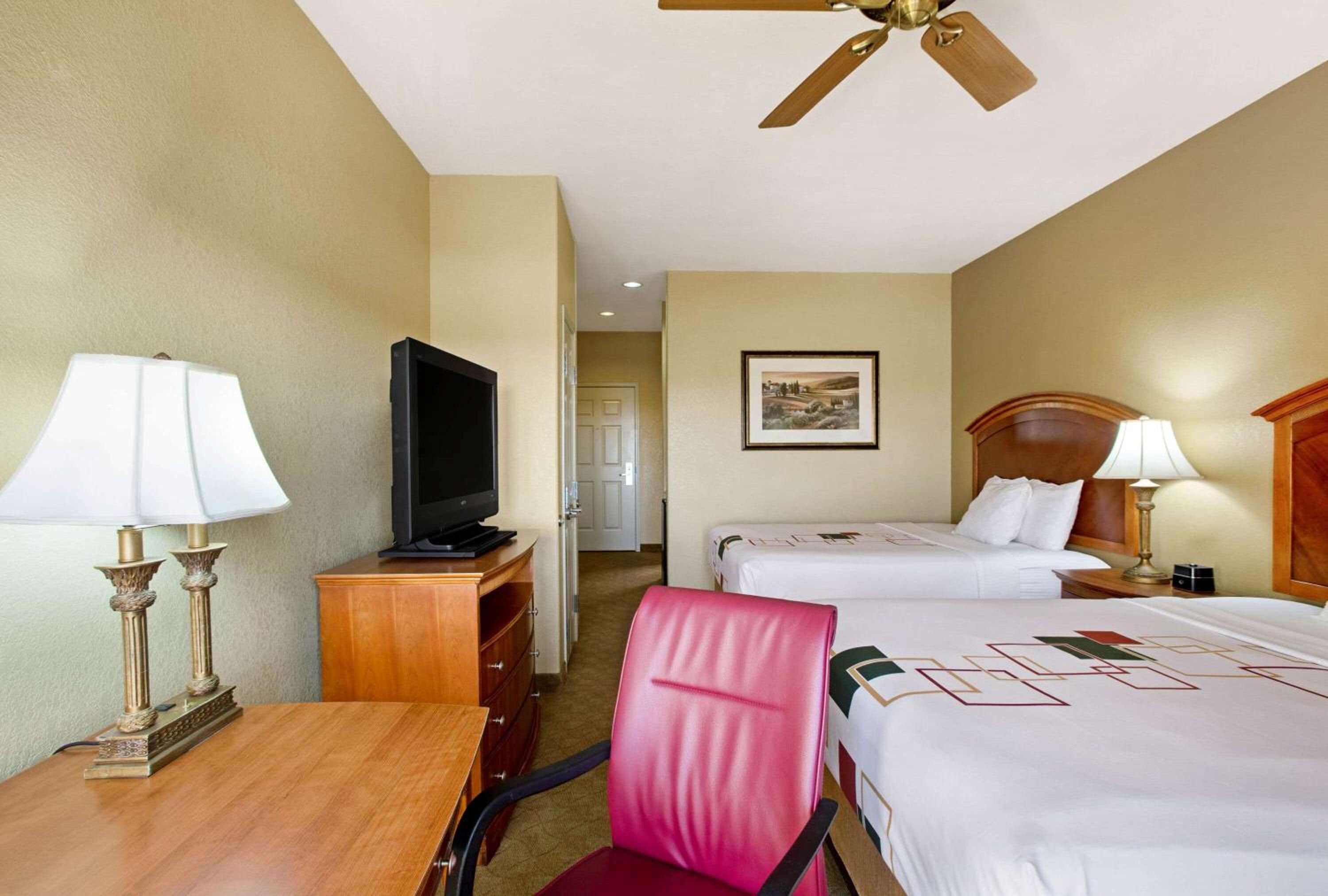 Queen Room with Two Queen Beds, Balcony and Lake View - Upper Floor - Photo 2