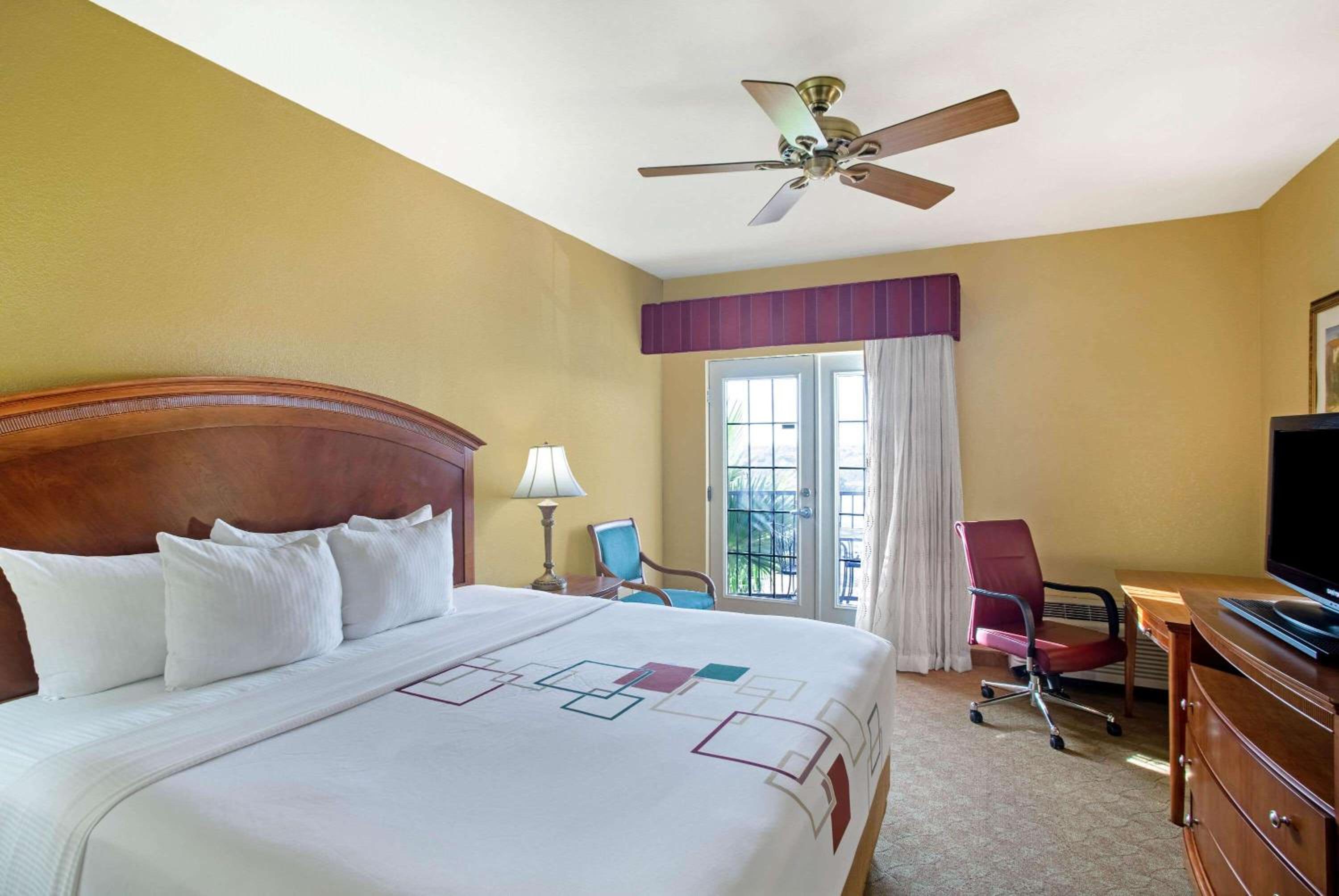 King Room with Balcony and Lake View - 2nd Floor - Photo 3