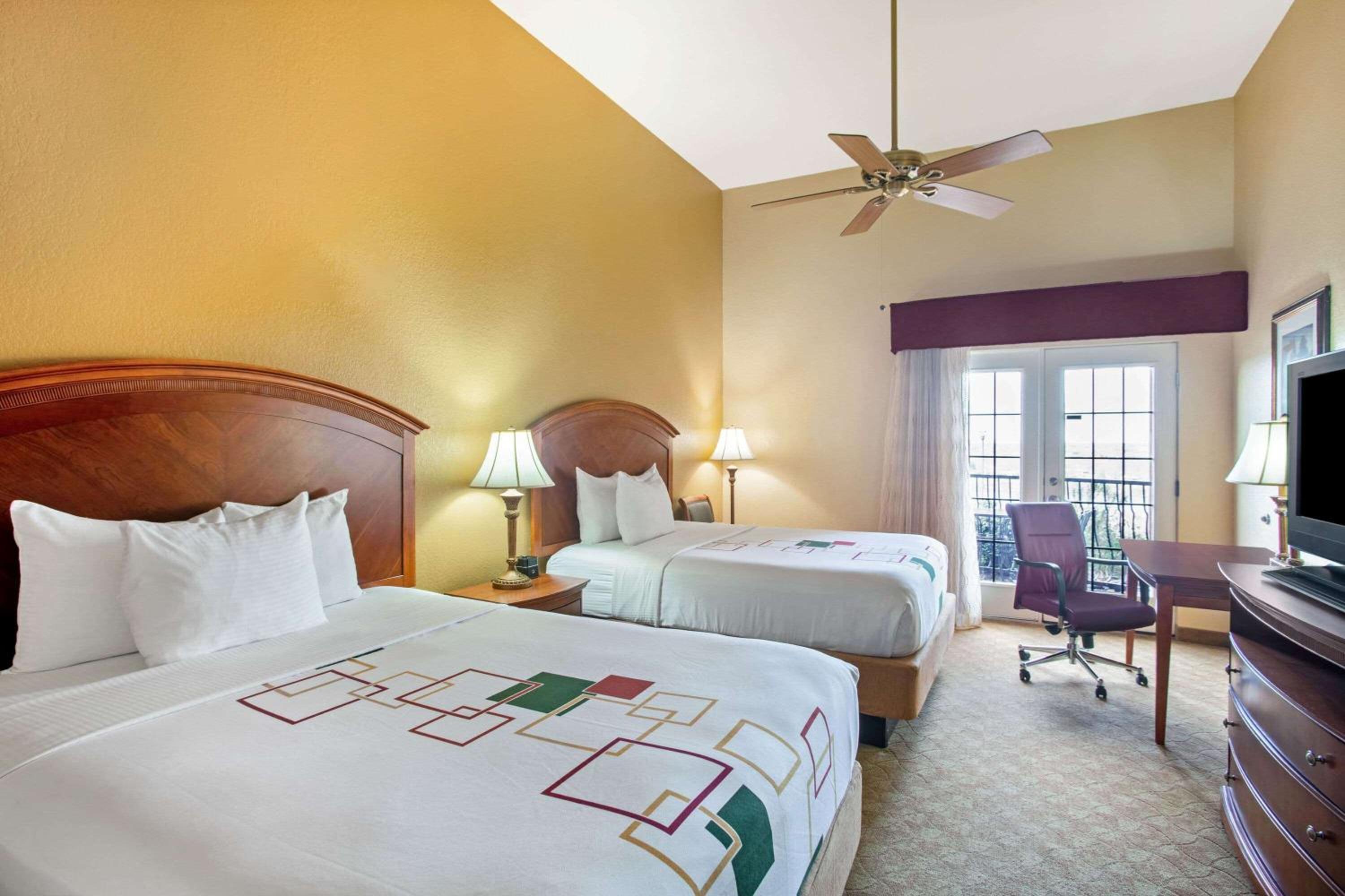 2 Queen Beds, Mobility/Hearing Access RM, Patio Lake View, Tub w/Grab Bars, NSMK - Photo 3