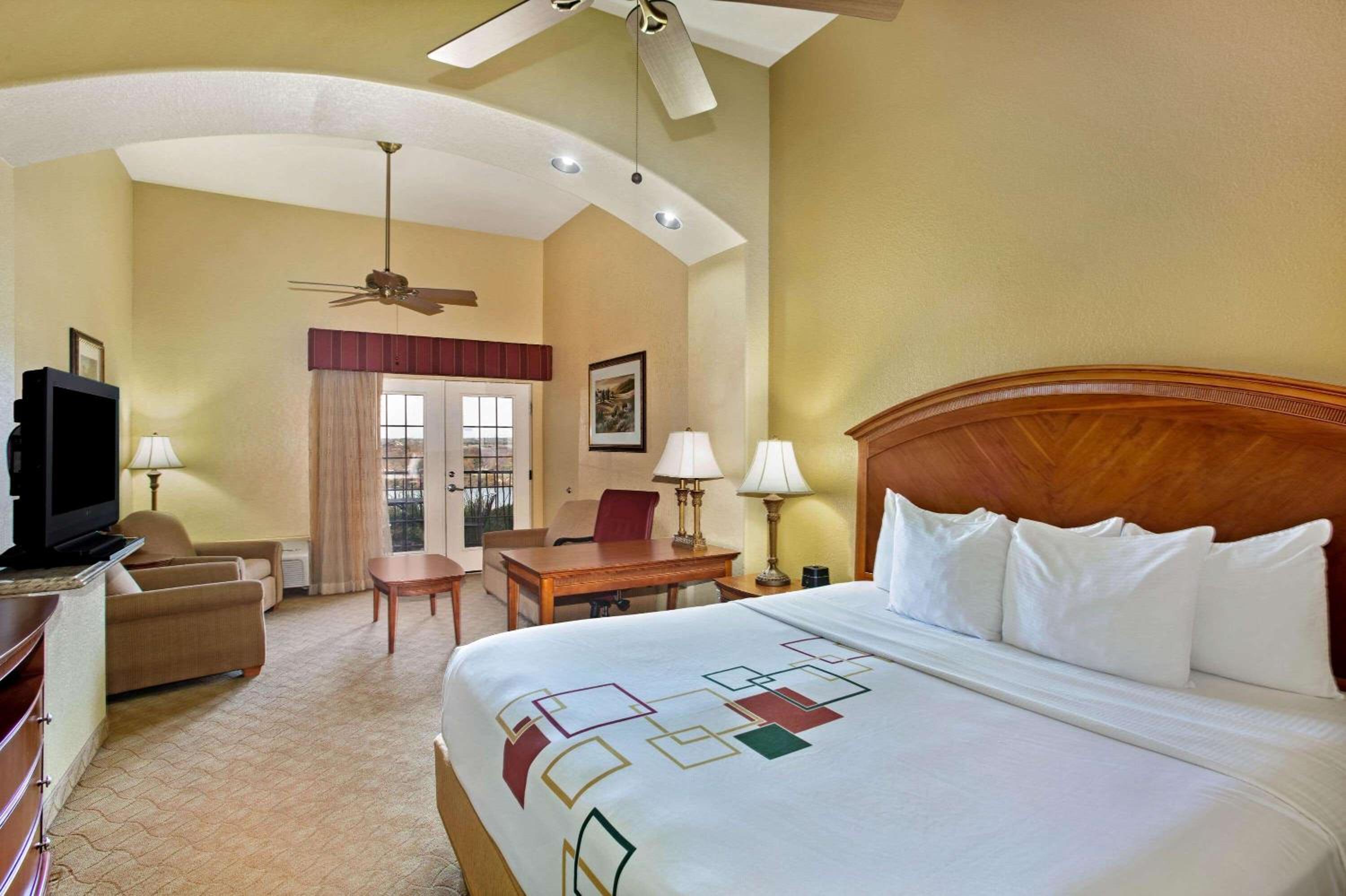 1King Bed,Exec Mobility/Hearing Access Ste,Patio Lake View,Tub w/Grab Bars, NSMK - Photo 2