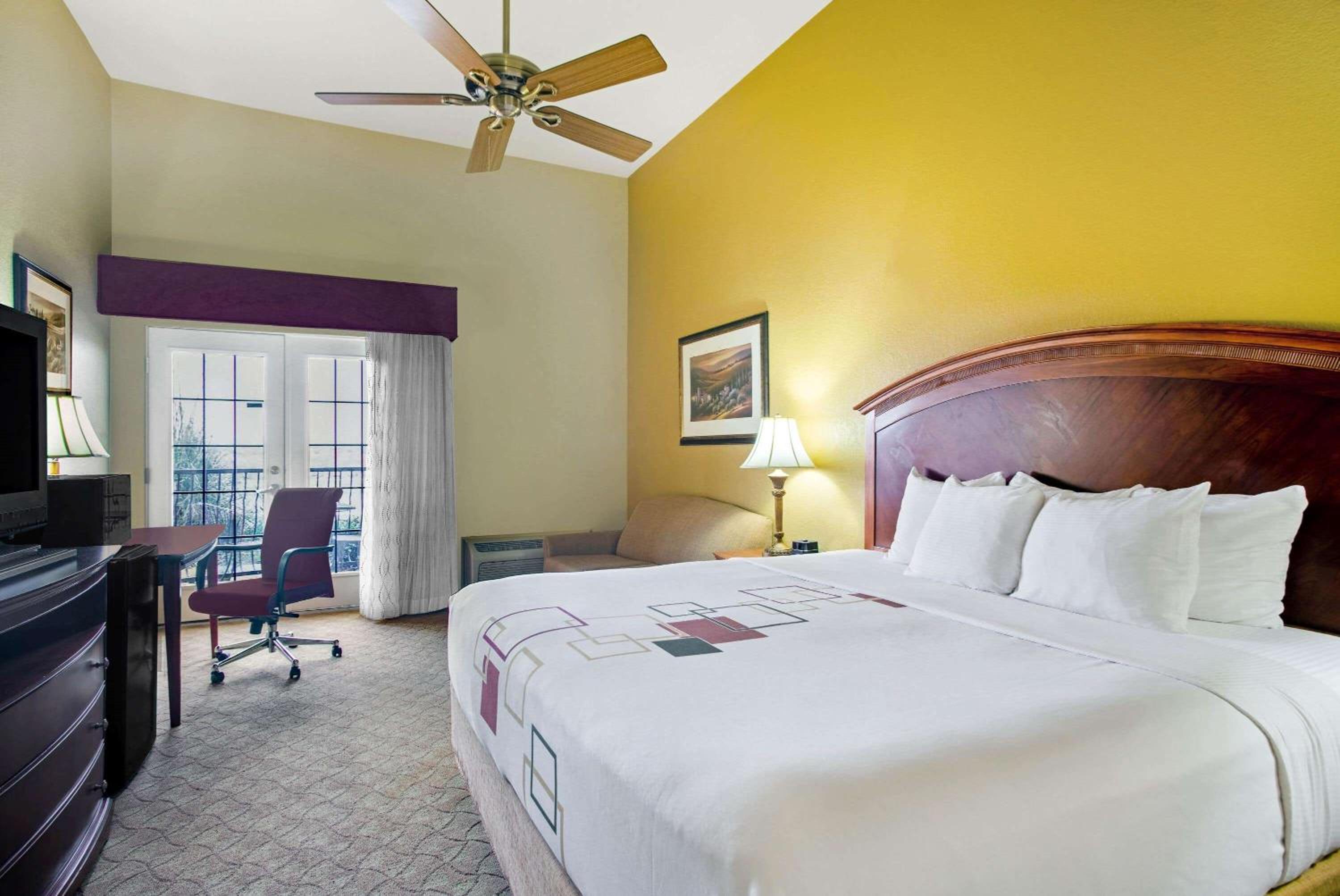 Deluxe King Room with Balcony and Lake View - 2nd Floor - Photo 1