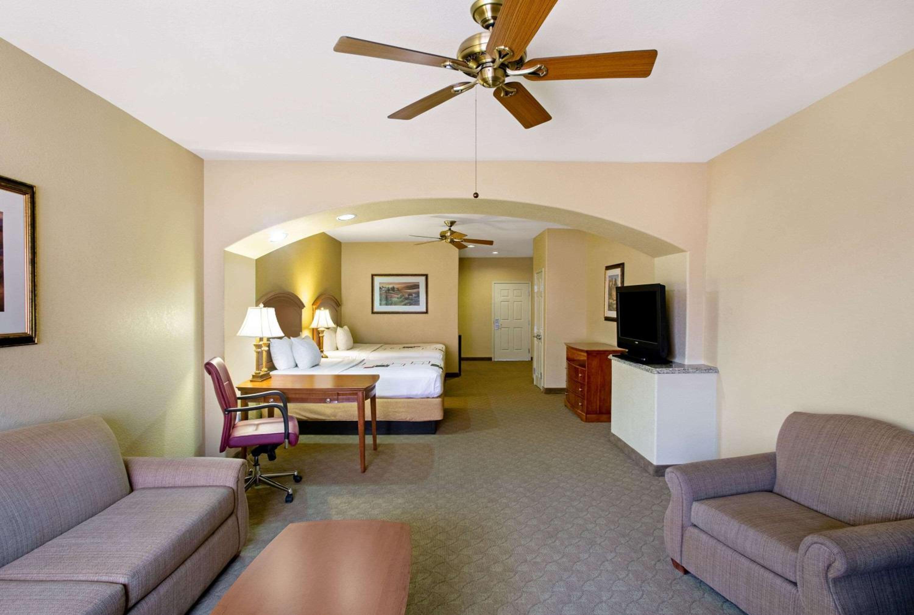 Suite with Two Queen Beds - No Balcony/2nd Floor - Photo 1