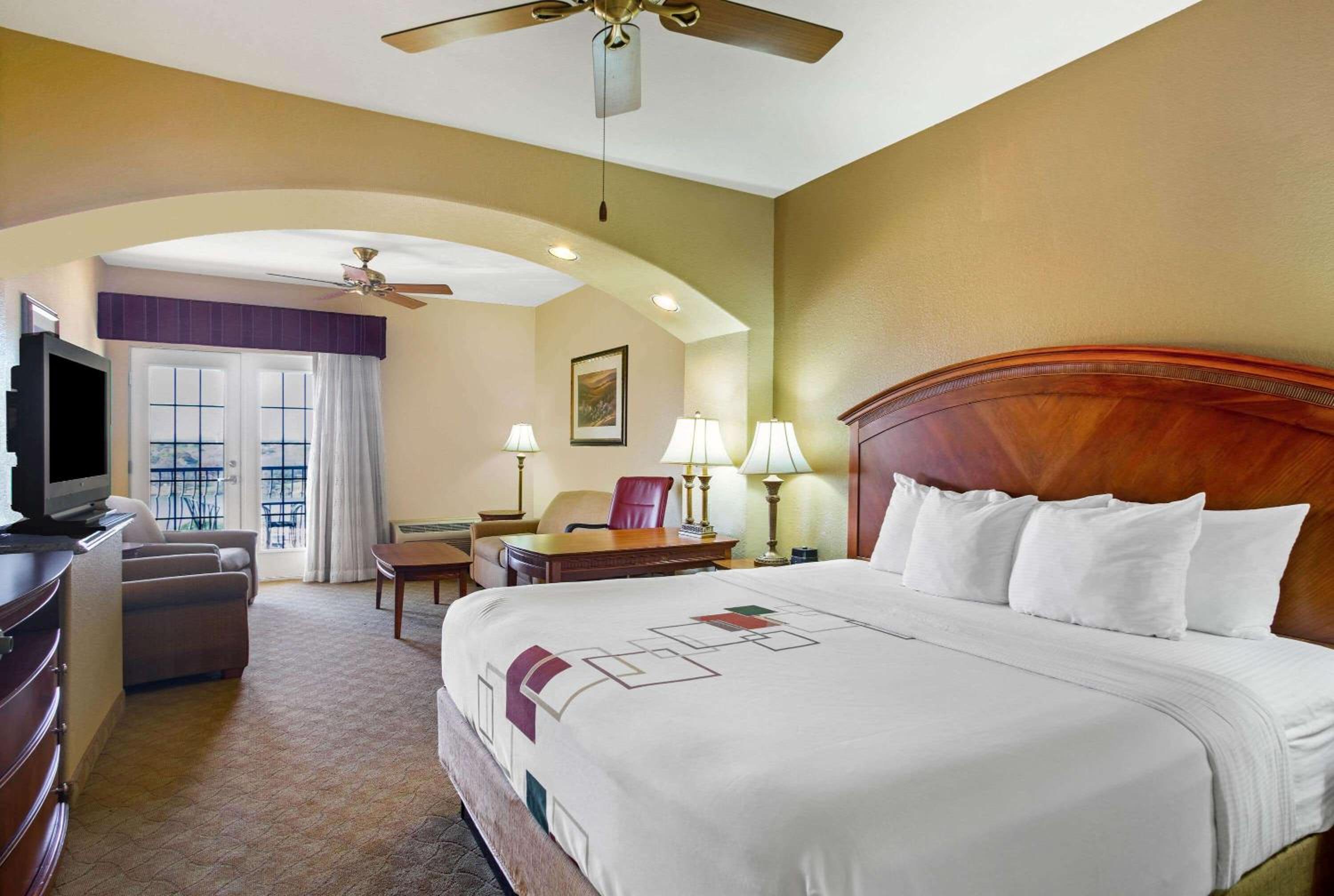 Executive King Suite with Balcony and Lake View - Lower Floor - Photo 2