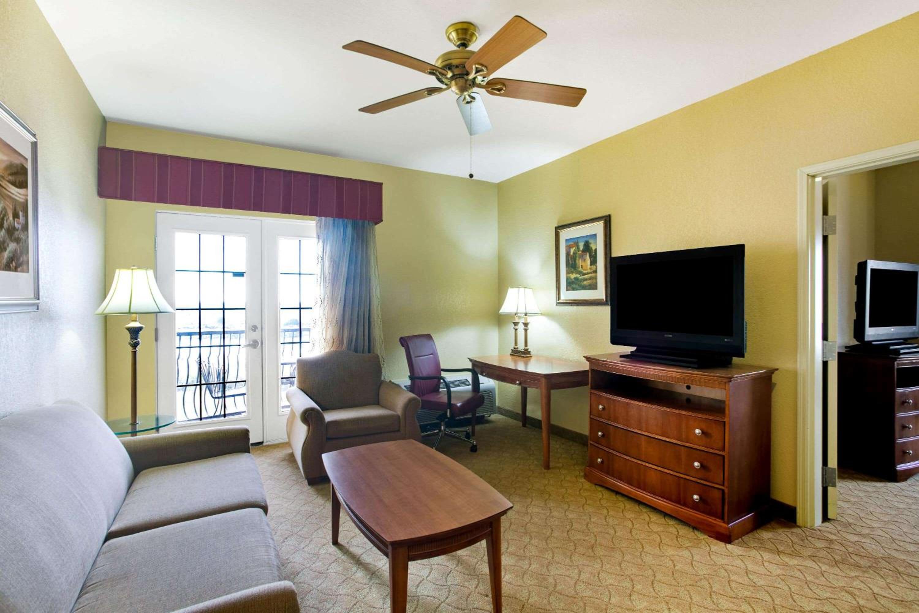Two-Room King Suite with Balcony and Lake View - 2nd Floor - Photo 3