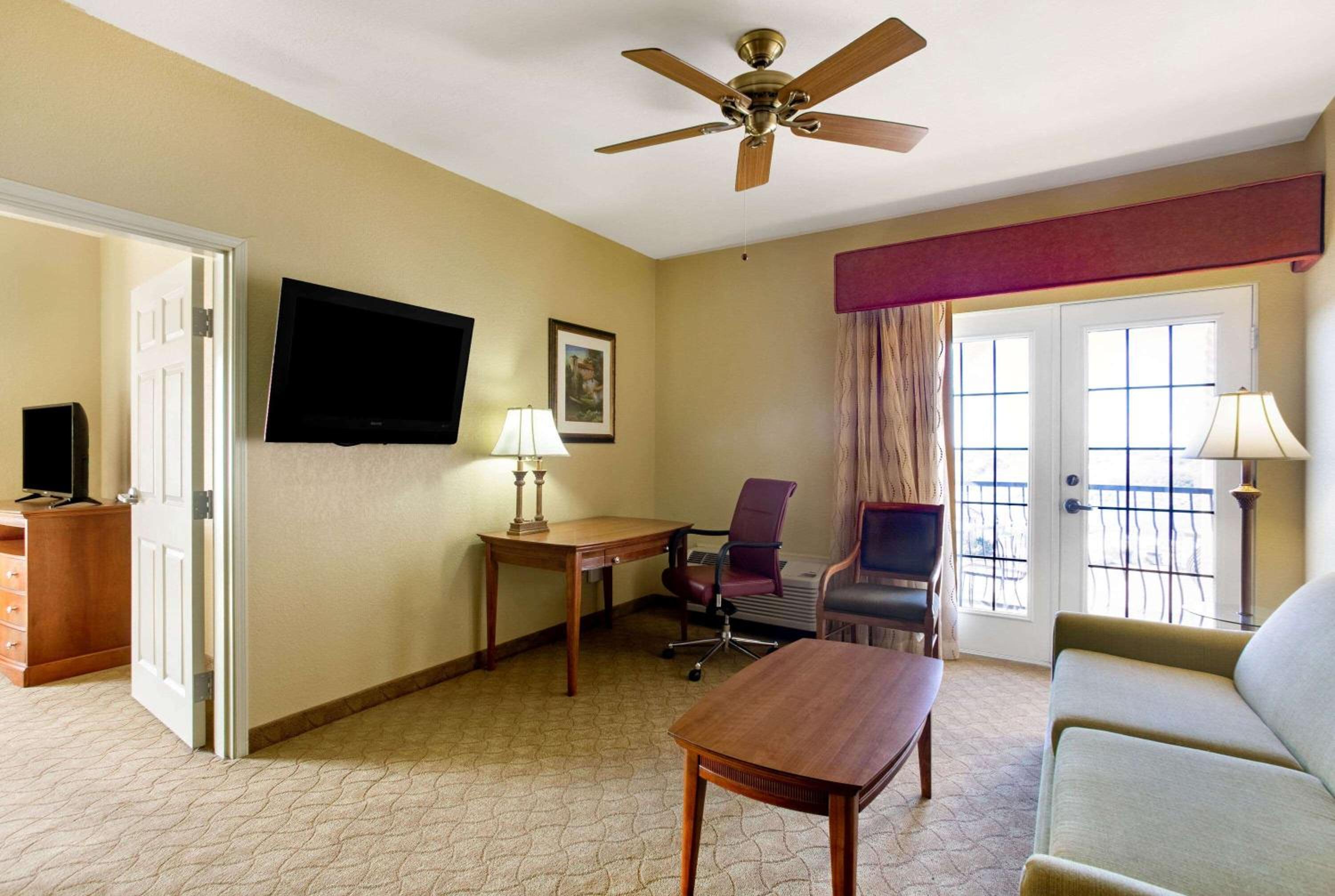 1 King Bed, Mobility/Hearing Accessible Suite, Lake View, Bathtub w/ Grab Bars - Photo 3