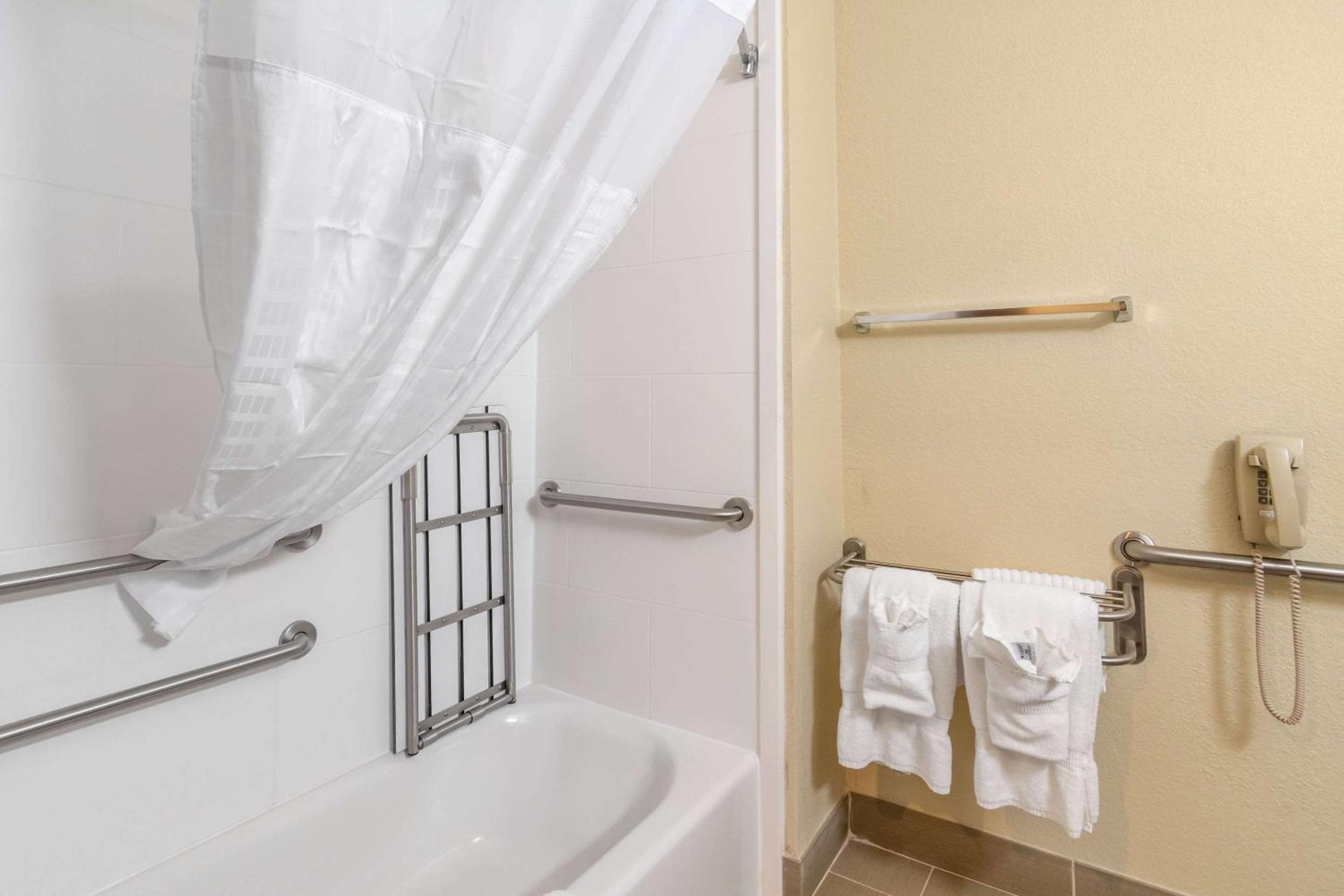 Double Room with Accessible Tub - Accessible/Non-Smoking - Photo 2