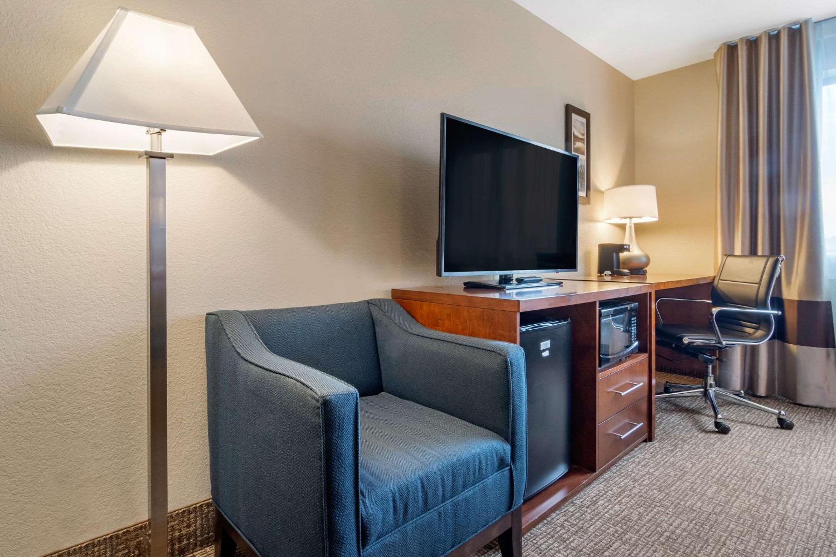King Room - Non-Smoking - Photo 4
