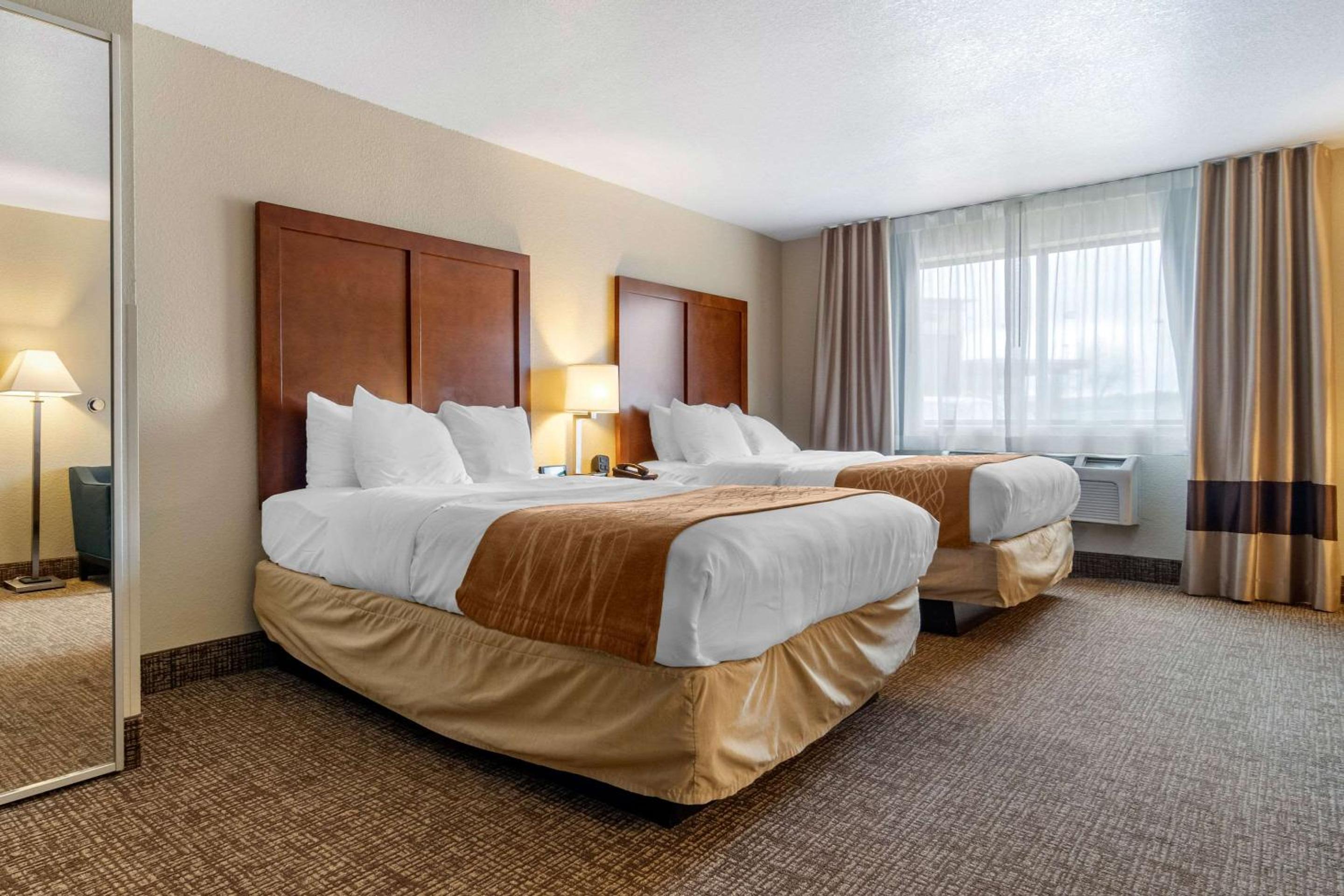 Queen Room with Two Queen Beds - Non-Smoking - Photo 1