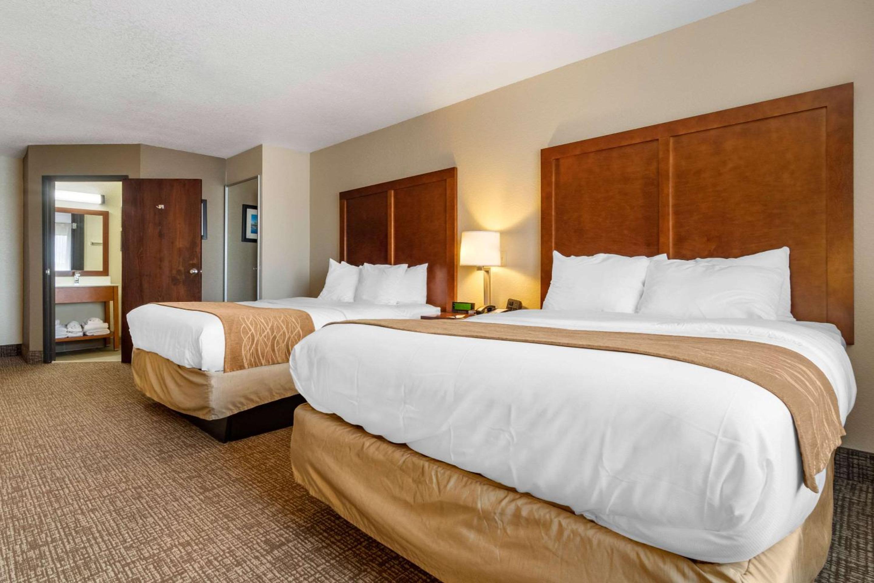Queen Room with Two Queen Beds - Non-Smoking - Photo 4