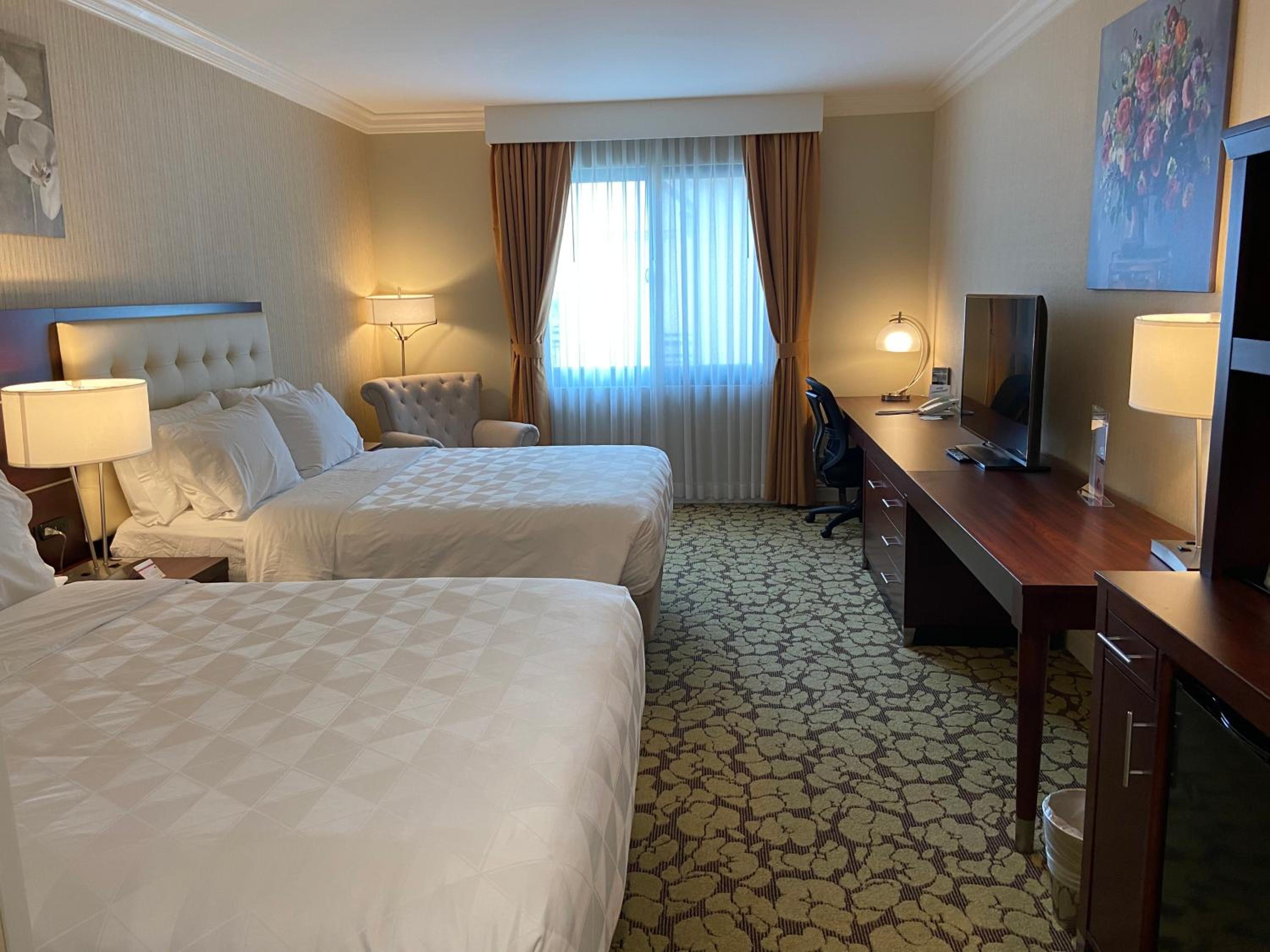 Standard Queen Room with Two Queen Beds and Mobility Accessible Tub photo 3
