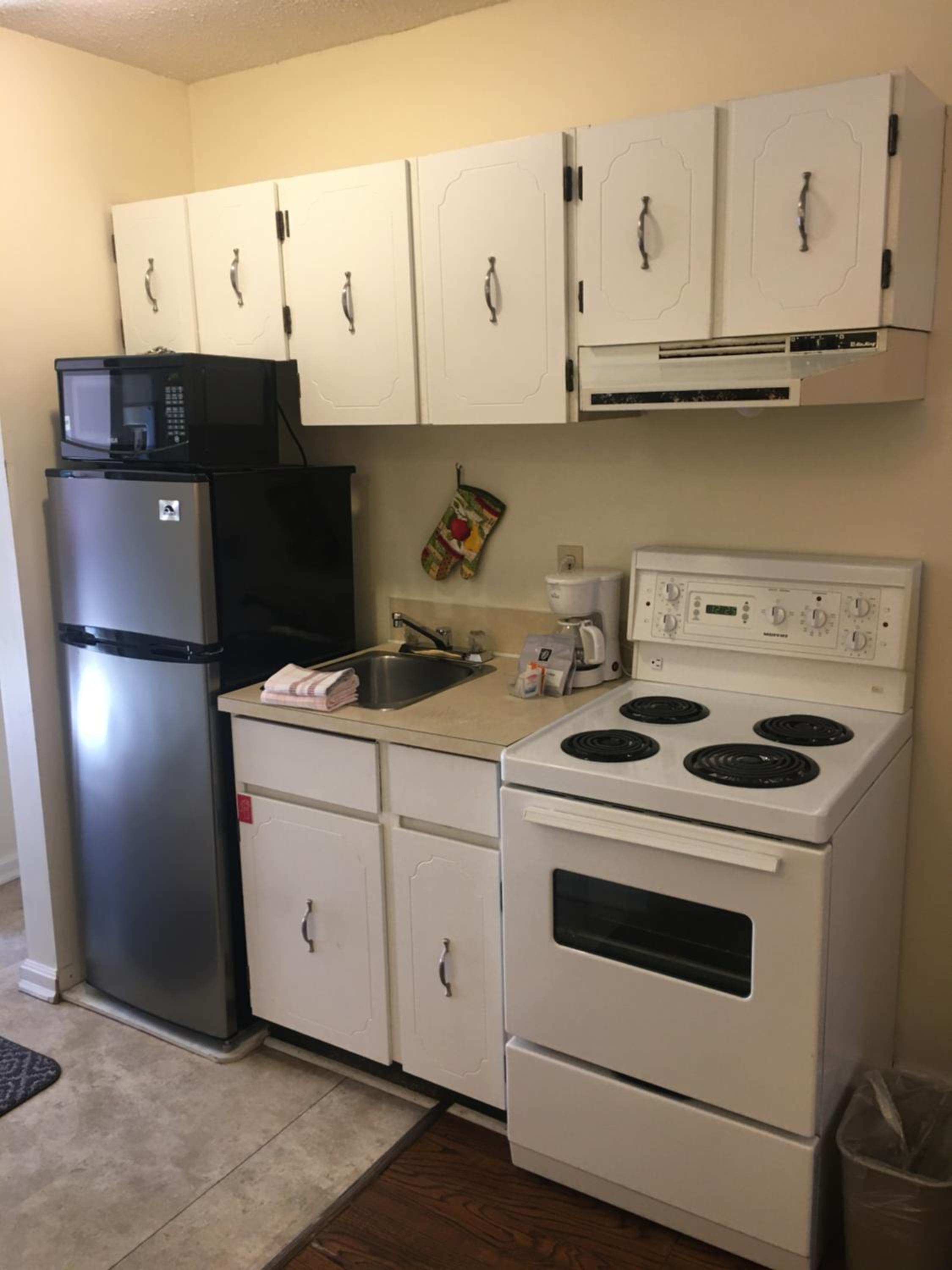One Queen Kitchenette photo 2