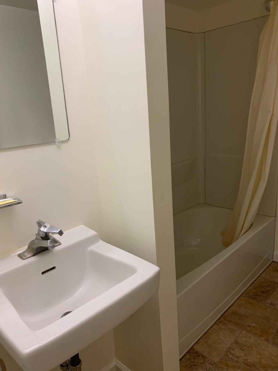 Deluxe King Room - Photo 3