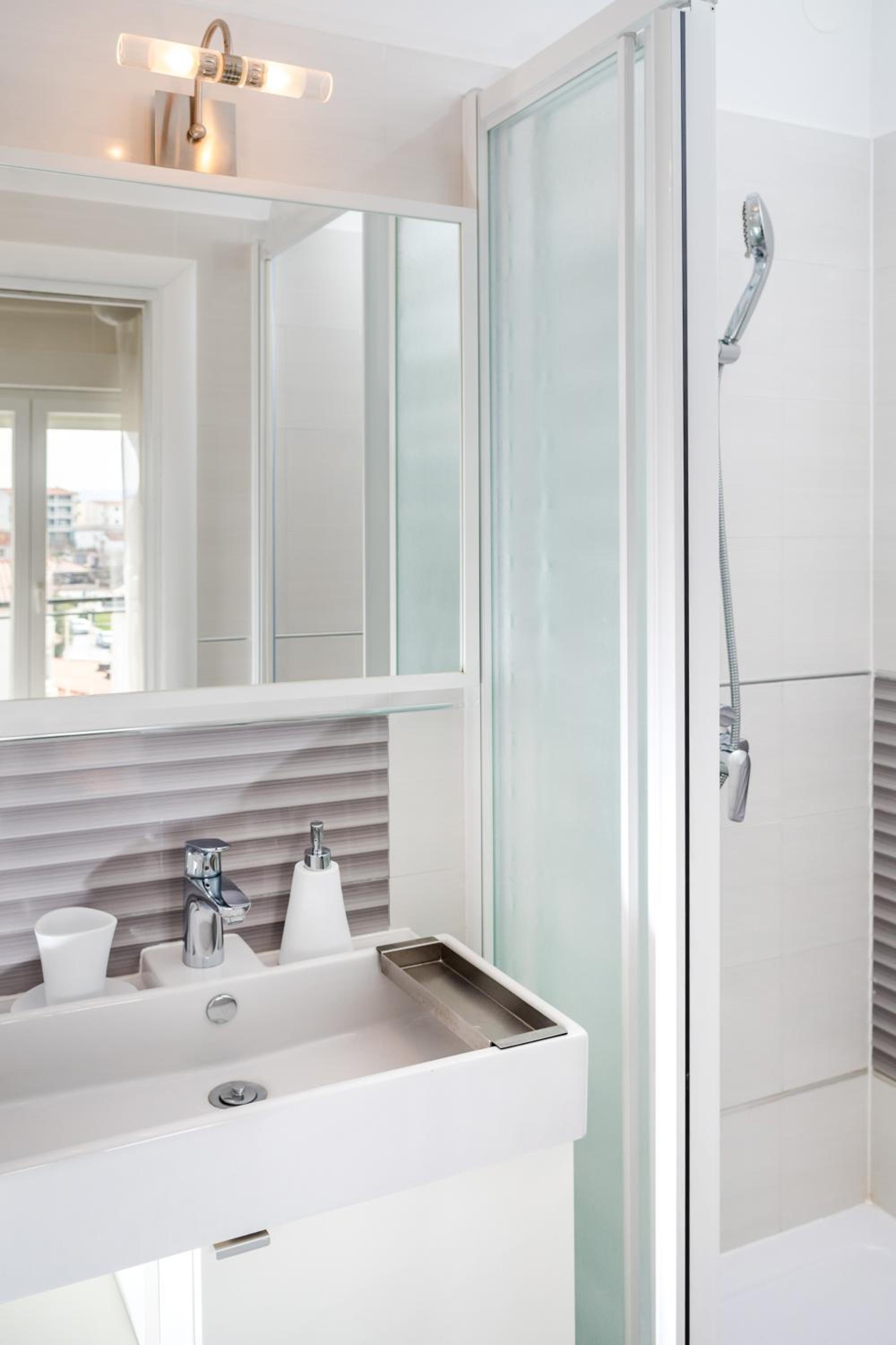 Double Room with Balcony and Sea View - Photo 10