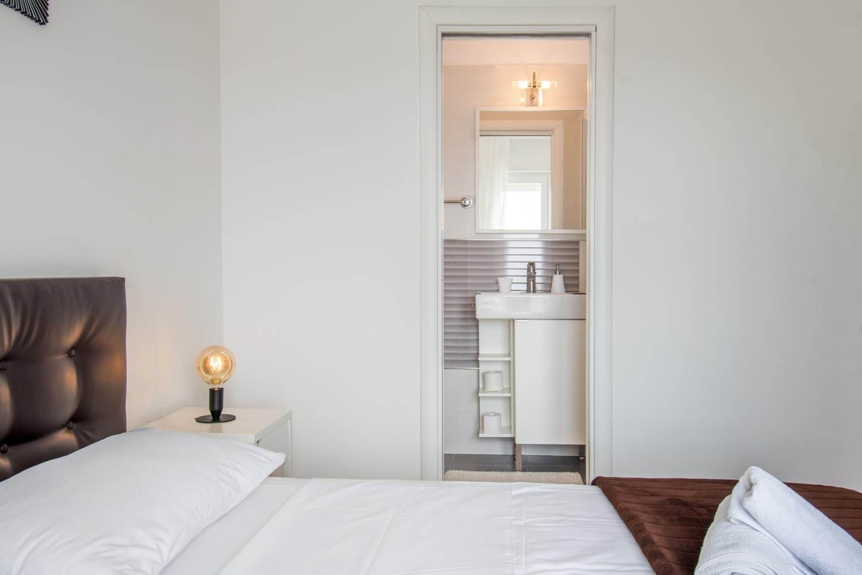 Double Room with Balcony and Sea View - Photo 6