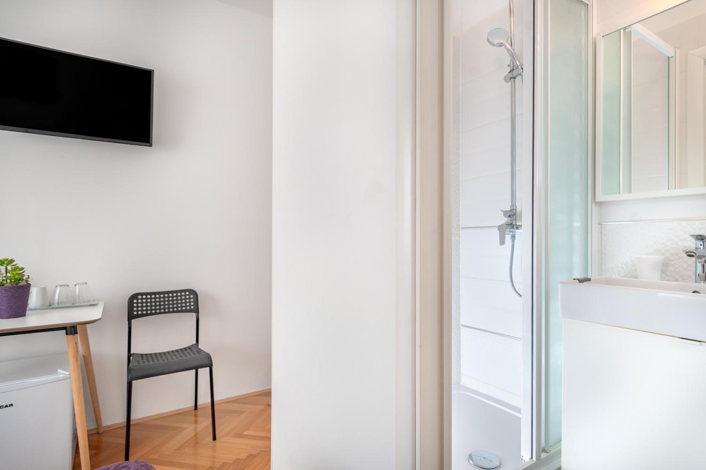 Double Room with Garden View - Photo 23