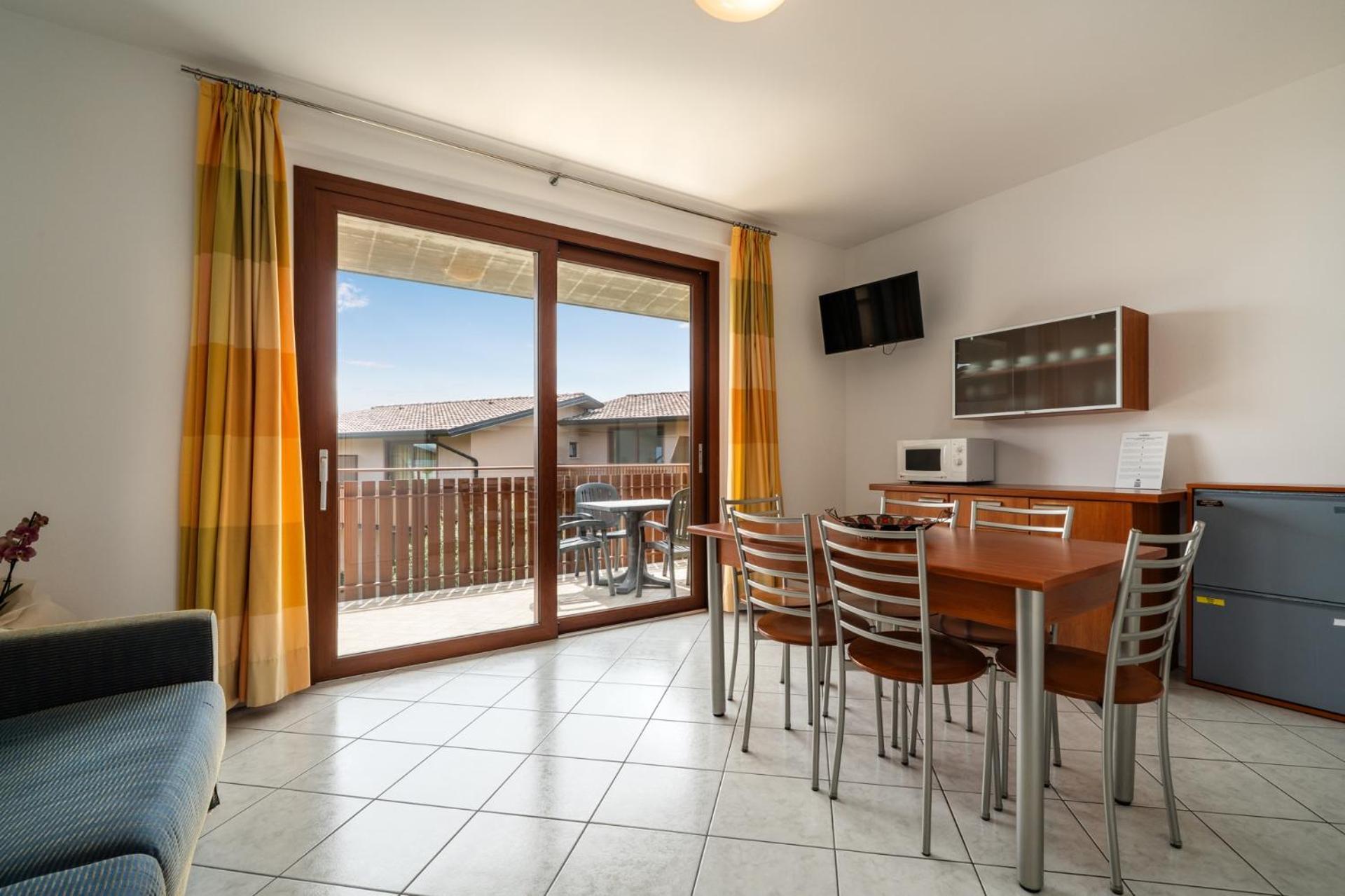 One-Bedroom Apartment with Lake View photo 2