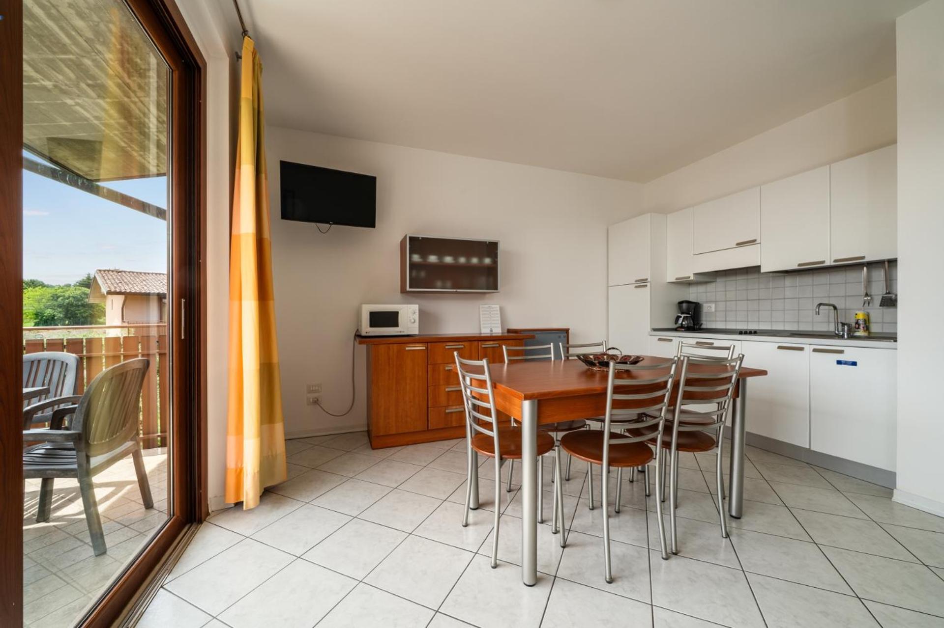 One-Bedroom Apartment with Lake View photo 3