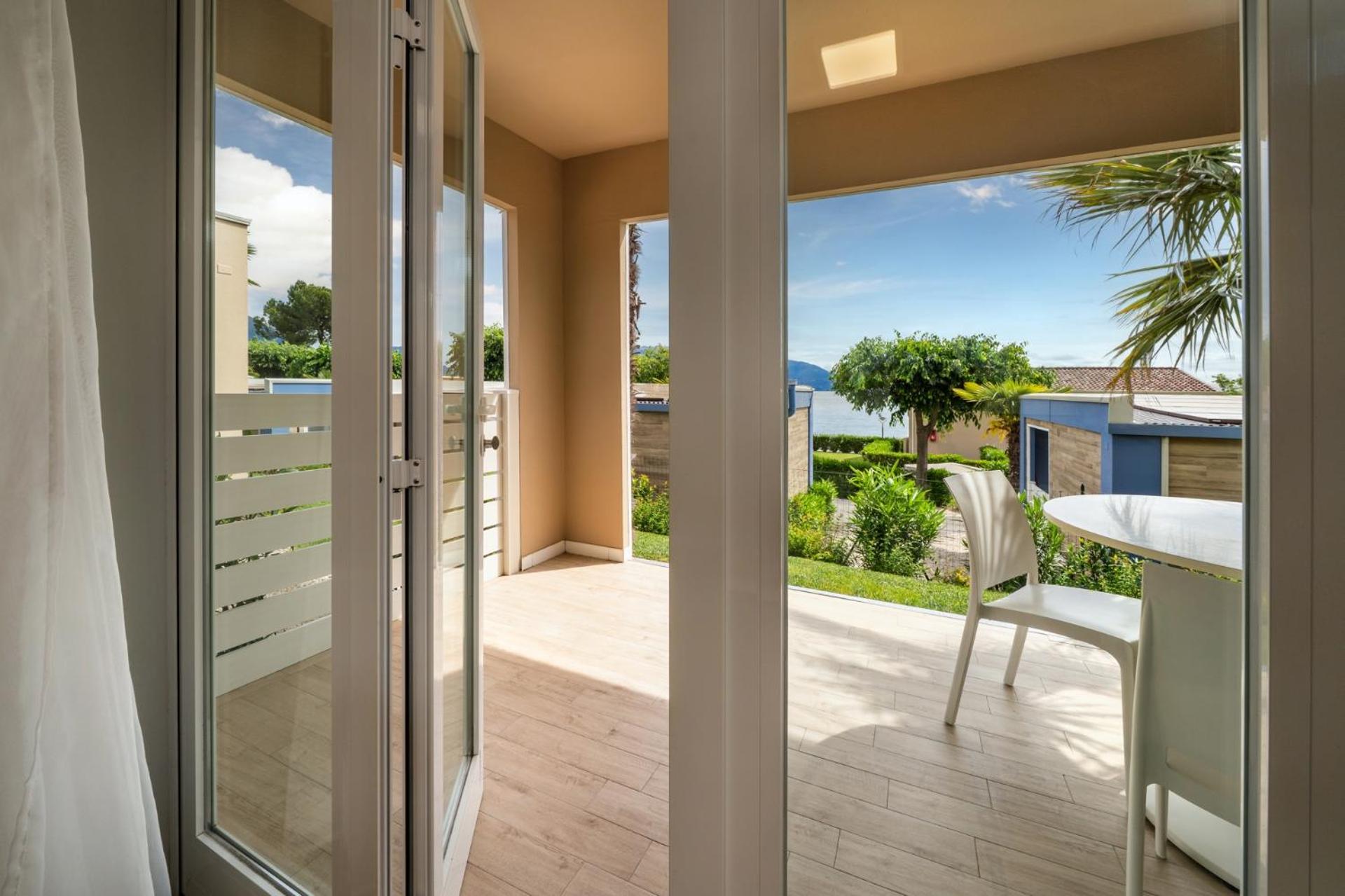 Superior Mobile Home with Terrace and Garden photo 3